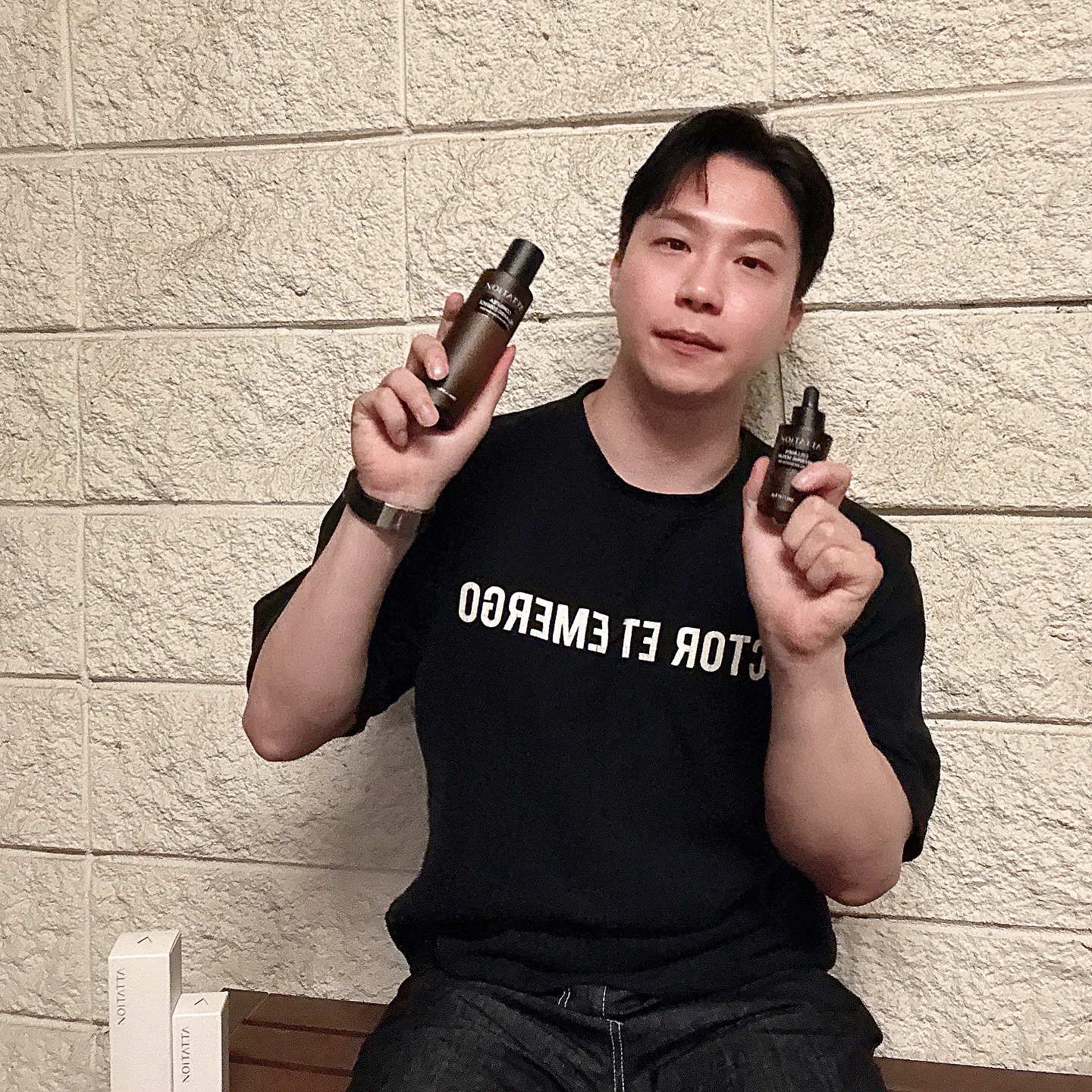 #광고

일교차가 커져가는 날씨로, 피부가 예민해지고 있는 것 같아요🥲 
매번 피부관리를 받기엔 시간도없고 돈도 많이들기 때문에 쉽게 홈케어가 가능한 ‘어테이션 익모초 레오로미스 동안세트’를 추천드려요‼️

콤부차 릴렉싱 에센스는 어테이션만의 시그니처 성분인 레오로미 스를 담아 피부의 세포를 보호하고 진정시켜주고, 피부 트러블 진정 관리 · 피부 탄력 개선, 장벽 밸런스를 유지시켜 주기 때문에 요즘과 같은 날엔 필수 관리템이죠👏🏻

에센스 같은 경우에도 고농축 젤타입의 텍스처로 빠르게 흡수되어
피부의 보습과 촉촉함이 유지되어, 저처럼 예민한 피부에도 잘 맞는 제품이었어요👍🏻👍🏻

아침 저녁으로 쌀쌀한 바람이 불어오는 요즘, 큰 일교차로 인해 건강과 피부에 적신호가 켜지기 쉬운데요. 이럴 때일수록 더욱 세심한 관리가 필요한 것 같아요. 모두 건강 유의하세요 🙇🏻🙇🏻