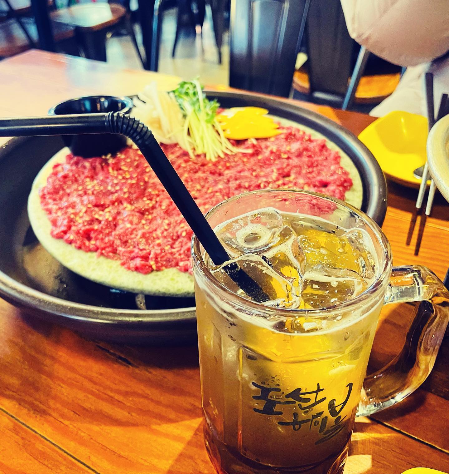 #육회한통닭신중동점
 
꺄아아악 다이어트는 무슨.. 
구냥 #배나오닝 ㅎㅎㅎ 이네염.. ㅎㅎ

한주 잘 보내셨어요? 느린듯 빠른듯🤔🤔

오늘의 메뉴는 
#육회 #얼그레이하이볼  ㅎㅎ

퇴근 후에 가끔 땡기는날이 있죠~?
누워있다가 갑자기 한잔할까?! ㅋㅋ
배고픔이 피곤함을 이기는 날이에요

노른자 터뜨려서 슥슥 ㅎㅎ
얼그레이하이볼 처음인데...! 맛있네용~
요건 또 먹고싶은맛~ㅎㅎ

이번주도 모두 고생하셨어요~🫶🫶
즐주즐주❤️