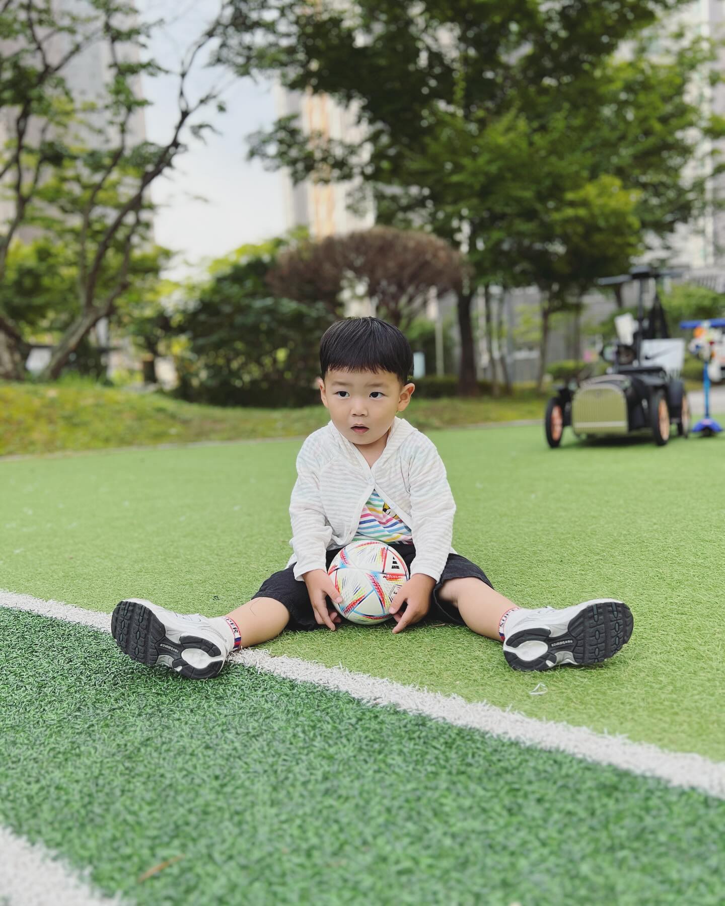 #친구찾아삼만리
-
-
-
주말에 어디 갈까~~고민하다가 
타이밍 놓치고 동네 요리조리🫡
“놀이터에 친구들이 없네~😭” 
친구들 못찾고 엄빠랑 축구하다가 
집에 가기 전에 극적으로 만난 은서🤗
마주치면 맨날 내외하다가 
오랜만에 만나서 재미있게 놀았다👍
친구들아 노올자아아아아⚽️

#주말 #놀이터 #심심해 #친구