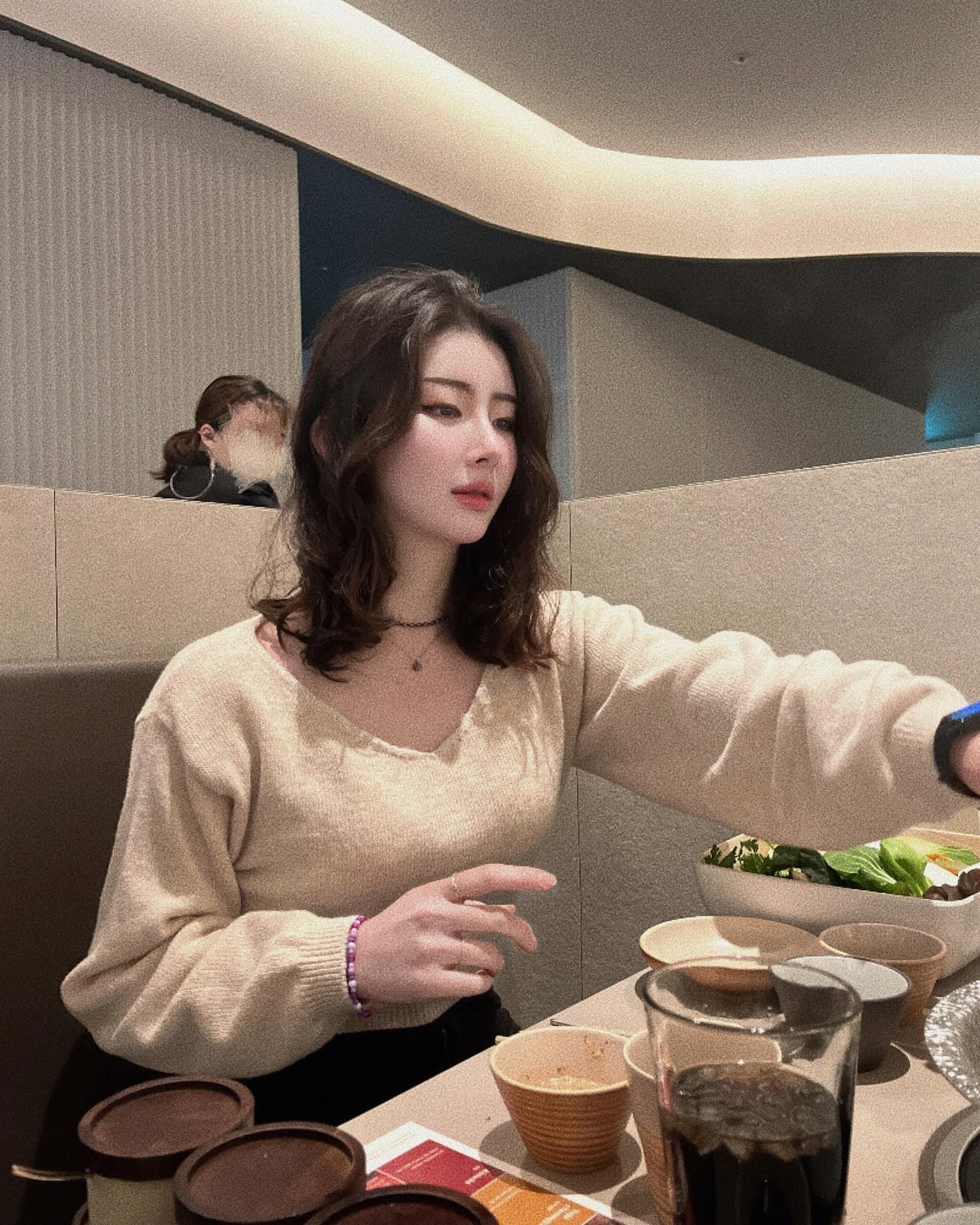 샤브샤브집이 사진도 맛집이어따👀

-

📍모던샤브하우스 센트럴시티점
modern_shabu_house 
.
.
.
.
#비비_데일리룩 
#겨울코디 #셀스타 #분위기맛집 #감성스냅 #샤브샤브맛집 #연말모임장소 #패션아이템