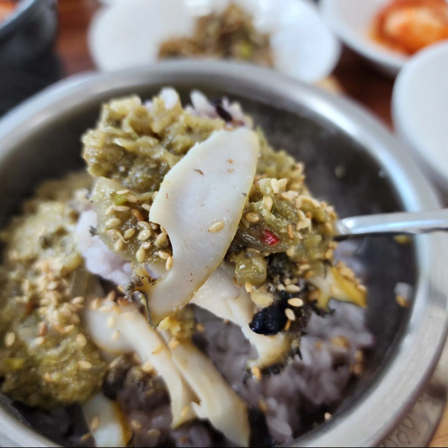 #협찬 #🐷 #제주여행 #누이밥집

이밤에 다시보니 배가 고파지는 
제주에서 제일 맛있었고, 다시 가고싶은 맛집 누이밥집🫶💕

전복을 좋아해서 특히 전복돌솥밥이 진짜 맛있었는데
둘이 먹는데도 푸짐하게 나오고 사장님도 진짜 친절하셔서
제주도가면 꼭 다시 가고싶은 곳☺️

중문에 있어서 호텔에서 놀다 아침먹으러 가기도 딱😘

#중문맛집 #제주맛집 #누이밥집 #제주도중문 #향토음식 #향토음식전문점 #제주향토음식 #제주중문맛집 #중문아침식사 #제주중문아침식사 #제주아침식사 #중문전복 #제주전복 #누이밥집전복세트 #제주중문밥집 #제주도중문현지인맛집