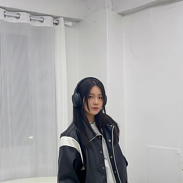  김효빈(Lv.25 -> Lv.23) on Instagram: "#협찬
오랜만에 무채색 델룩🖤
 
부담없이 가볍게 걸치기 좋은 캐주얼한 아우터랍니다••🎶
 
전체적으로 깔끔한 디자인에 포인트가 되는 디테일로 다양한 스타일링 가능해욧!!😚😚
 
밑단 밴딩 디자인으로 안정감 있는 핏감에 클래식한 카라넥 형태의 넥라인, 어깨와 주머니 라인에 다른 컬러의 레더 소재 디테일 포인트가 넘 매력적인 아이템! ><✌️✌️
 
 
 
 
 

#스탠다드에러  #STANDARDERROR #남여공용자켓  #자켓 #데일리룩 #자켓추천 #간절기아우터 #jacket #パンツ  #outer  #스탠다드에러x텍토리 #바시티 #레더바시티"