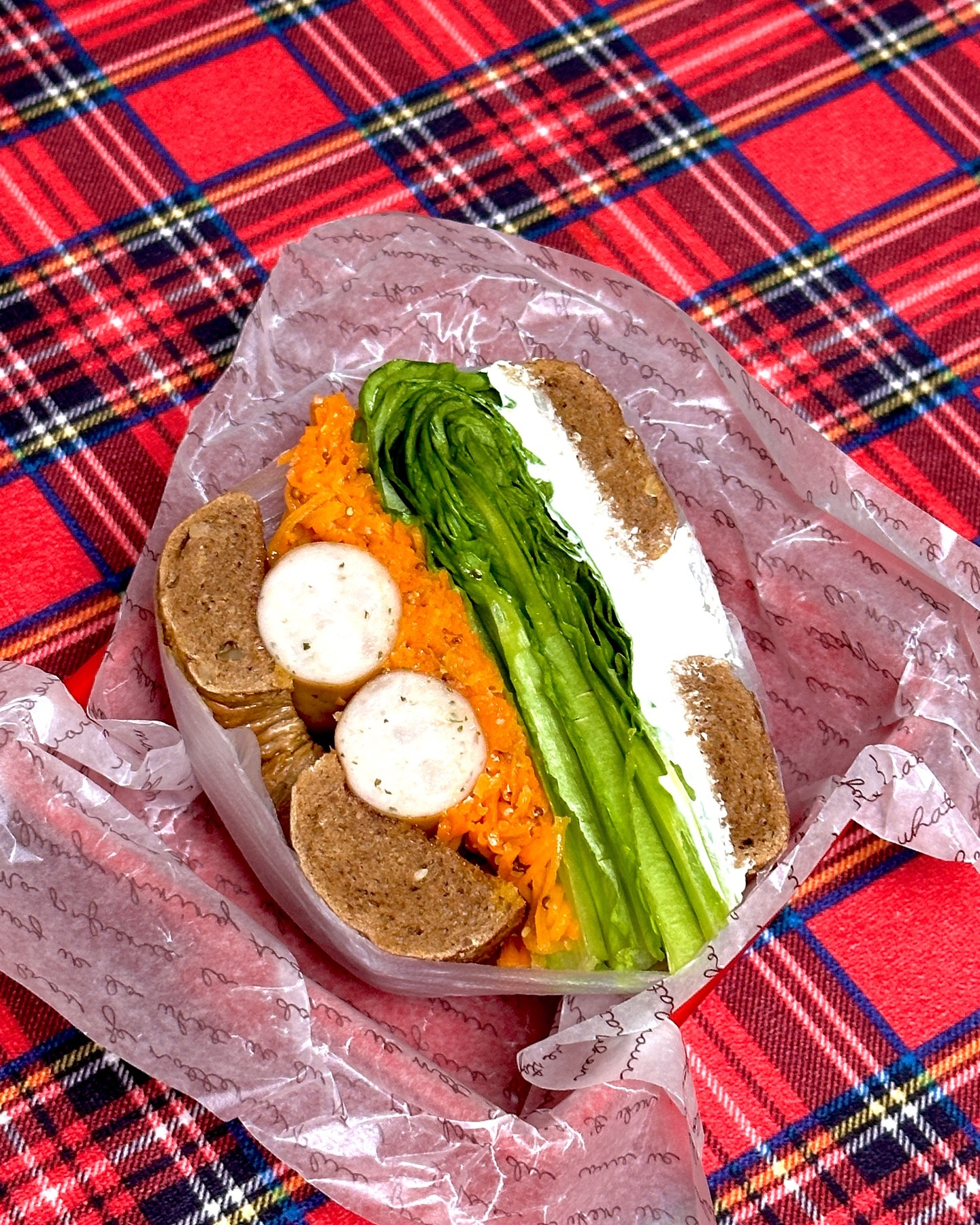 #허쿡_도시락 

#당근라페샌드위치🥕 

주말내내 한끼한끼 매순간
진심으로 먹었습니다 
진정한 먹짱의 길 ’◡‘ 

때려먹었으니 
또 회개의 도시락으로 샐러드를 쌀려고했으나
냉동실에 베이글이 눈에 보여서 
결정했다 베이글샌드위치 🥯
당근도 있어서 홀그레인머스타드를 탈탈 털어서
당근김장을 만들었어요 
아주 성공적 ❣️

풀떼기를 아주 많이 넣었는데
뭔가 전에 싸던거랑 다르게 풀떼기배열을 하긴했는데 
너무 없어보여요 (˃̣̣̣̣̣̣︿˂̣̣̣̣̣̣ )