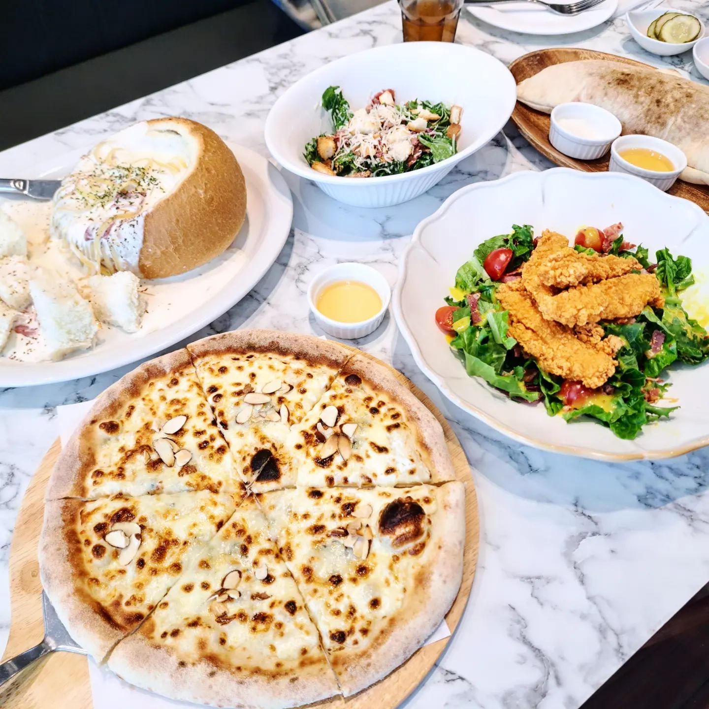 #협찬 

#화덕피자맛집 #리미니
주말 외식나들이로 종종 갔었는데 
이제 평일점심 브런치로 가야겠어요

주말에 들려 몰랐었는데 평일점심엔 
샐러드와 식전빵,음료,커피가 무료제공 되더라고요.

식전빵도 갓구운 깔조네라는~
안그래도 쫄깃하니 맛있는 빵인데 
특제소스 2종도 나와 더 맛있게 먹을 수 있다지요

무료 샐러드라 기대도 안했는데 양도 많고
그라노파다노 치즈까지 토핑되어 더 맛있답니다.
이런줄 알았음 치킨텐더샐러드 주문안할것을..
근데 바삭한 치킨텐더가 맛있어 다 먹고왔지요^^

파스타도 9900원부터인데 가성비 좋은 세트메뉴도 29900원부터 있어 동생이랑 리미니듀오세트 먹고 왔어요

🍕고르곤졸라는 화덕에서 구워나와 도우도 맛있고
🍝베이컨크림빠네파스타는 맛도 맛있지만 
크림소스 넉넉히 들어있어 남은빵도 소스에 찍어 맛있게 냠냠

☕️셀프바에서 무제한 탄산음료와 커피도 꼭 드세요
특히 커피는 엄선한 생두로 로스팅한 스폐셜티블렌딩 커피랑
심지어 드립커피도 머신으로 즐길 수 있어
전 두 잔 다 마시고 왔어요.
카페 갈 필요없어요^^
앞으로 리미니는 평일 점심에 들리는걸로!

🍽리미니 NC수원터미널점(NC수원터미널점5층)
⏰️11시~21시
📍평일11시~3시 1인1주문시 샐러드,식전빵,음료,커피제공

#리미니nc수원터미널점 #수원터미널맛집 #권선동맛집 #권선동가성비맛집 #브런치맛집 #동생이랑점심 #점심데이트 
#nc수원터미널맛집 #리미니런치세트 #리미니피자 #파스타맛집 
#점심맛집 #가성비맛집