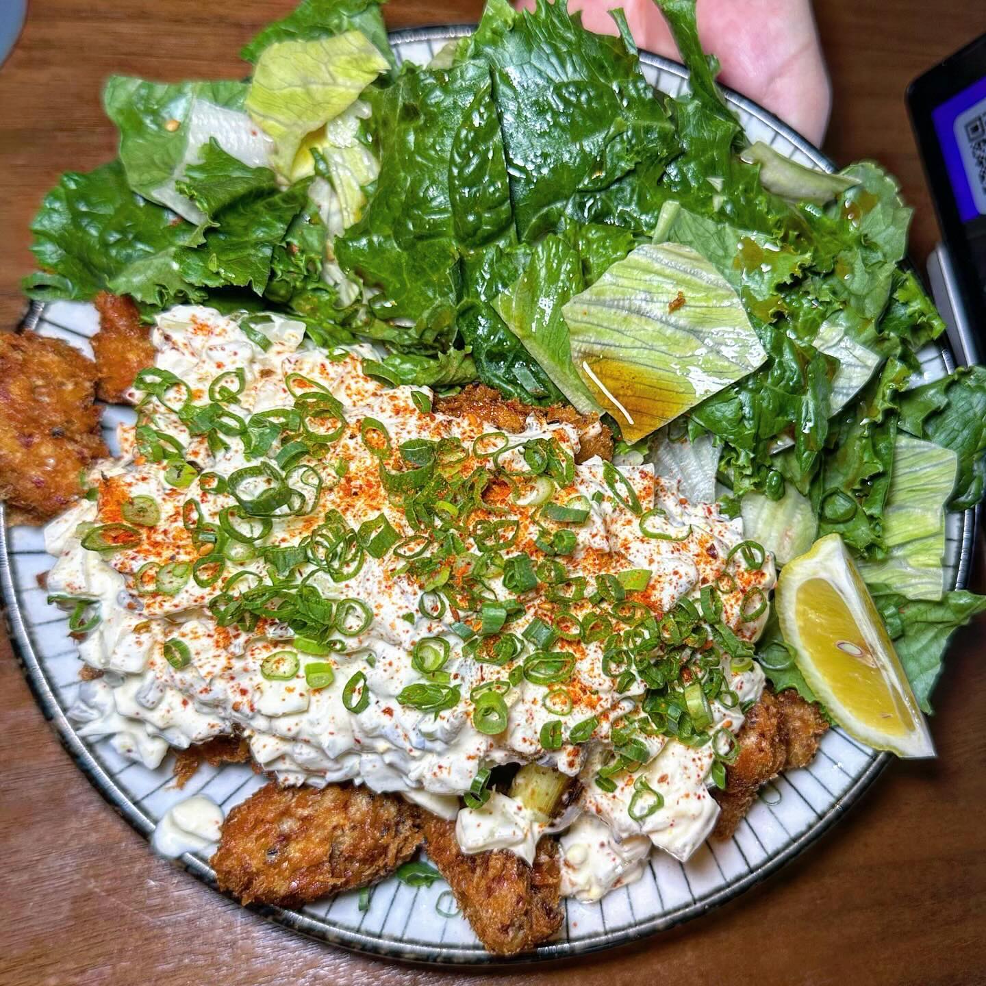 🐽 296번째 메뉴 : 합정역 요츠야

합정역 후회없는 이자카야 맛집 #요츠야
은은한 조명과 함께 분위기가 넘 좋은 곳 ! 
일본식 안주와 시원한 맥주 마시러 꼭 가보세요 ㅠㅠ

🏷️ 치킨난반
타르타르 소스가 듬뿍 올려저 있는 치킨난반 
여기 닭고기 튀김이 부드럽고 진짜 맛있었어요👏🏻
다진 달걀과 양파가 씹히는 고소한 타르타르 소스는
요츠야의 시그니처 of 시그니처 ✨

🏷️ 명란 크림우동
명란크림우동은 양이 진짜 많았어요 !
부드러운 크림소스 + 짭조름한 명란 + 알싸한 청양고추
그릇까지 흡입하게 만드는 꿀조합이예요 👏🏻
명란크림우동 후루룩 먹고 
시원하게 맥주까지 마시면 세상 행복 ❤️🍺

논알콜 메뉴도 많고, 주류도 다양했어요 ! 
분위기가 좋아서 소개팅 장소로도 좋을 것 같은 ,,💐
메뉴 양도 넉넉한 편이여서 
식사 겸 한잔하러 방문추천해요 !!!

🌠 가게 : 요츠야
🌠 주소 : 서울 마포구 독막로5길 28 1층
🌠 영업시간 : 17:00 〰️ 02:00(월-목), 17:00 〰️ 05:00(금-일)