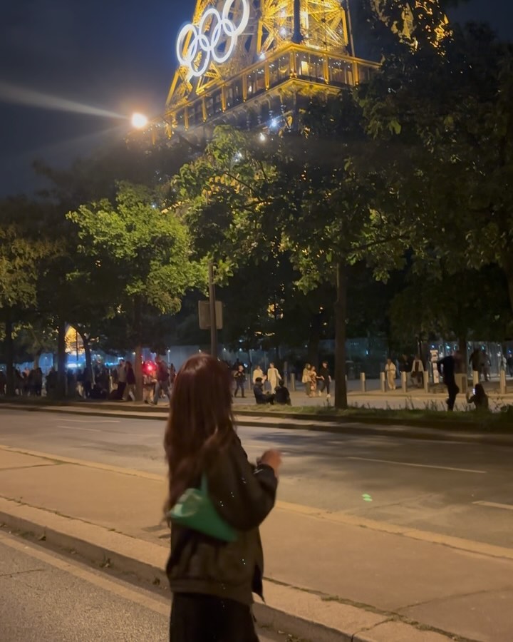 밥 먹고 에펠 보고 책 읽고 에펠 보고 꽃 들고 에펠 보고