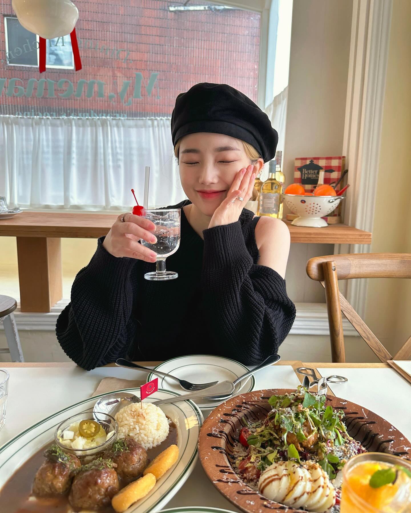 #협찬
빈티지 유럽감성으로 아기자기 너무 예쁜 마이미마💕
아늑하고 예쁜 소품 가득해서 어디든 포토존이에요
음식도 너무 맛있어서 데이트코스로 추천😚
그레이비 미트볼&갈릭라이스는 느끼함을 갈릭이 잡아줘서
밸런스가 너무 좋고, 샐러드는 진짜 신선해요🌿
로제파스타는 살짝 매콤해서 더 맛있는😋
피자 도우도 직접 제작해서 만드는 곳이라 
다음엔 피자 먹으러 와봐야지〰️

🎀 마이미마
주소 - 경기 수원시 팔달구 신풍로 48-5 1층, My Memaw
영업시간 - 11:30~21:00 (15:30-17:00브레이크타임)
*매주 화요일휴무

#행궁동 #마이미마 #행궁맛집#행궁동양식#행리단길맛집#행궁동맛집#행리단길데이트#행궁동데이트#리뷰진#행리단길#행궁동파스타#mymemaw