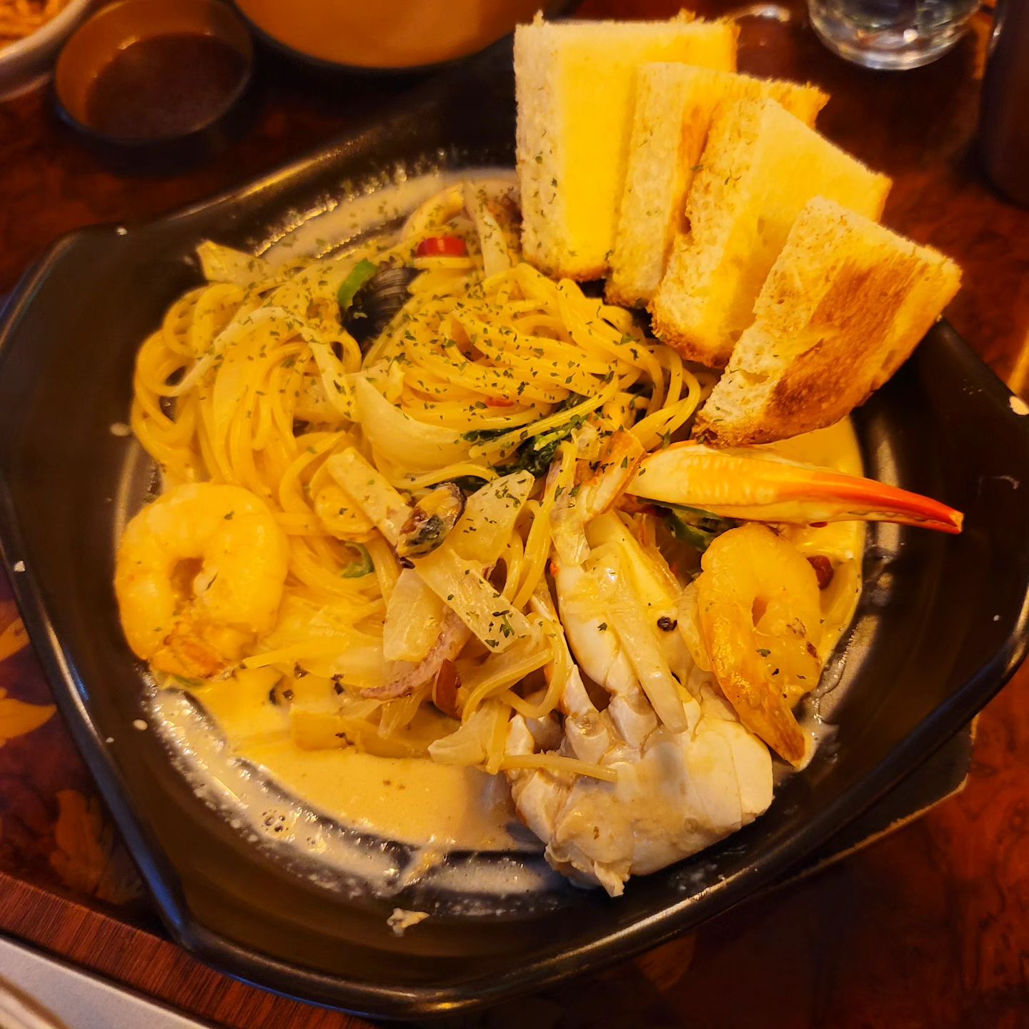 이거 이름 뭐였지... 아무튼 맛있었다!!!
.
#엉클스키친 #금천구술집 #시흥사거리술집 #시흥사거리데이트 #금천구맛집추천 #크림파스타맛집 #안주가맛있는술집 #해물크림파스타 #금천구모임 #시흥사거리회식 #먹스타그램맞팔환영 #먹스타그램꿈나무