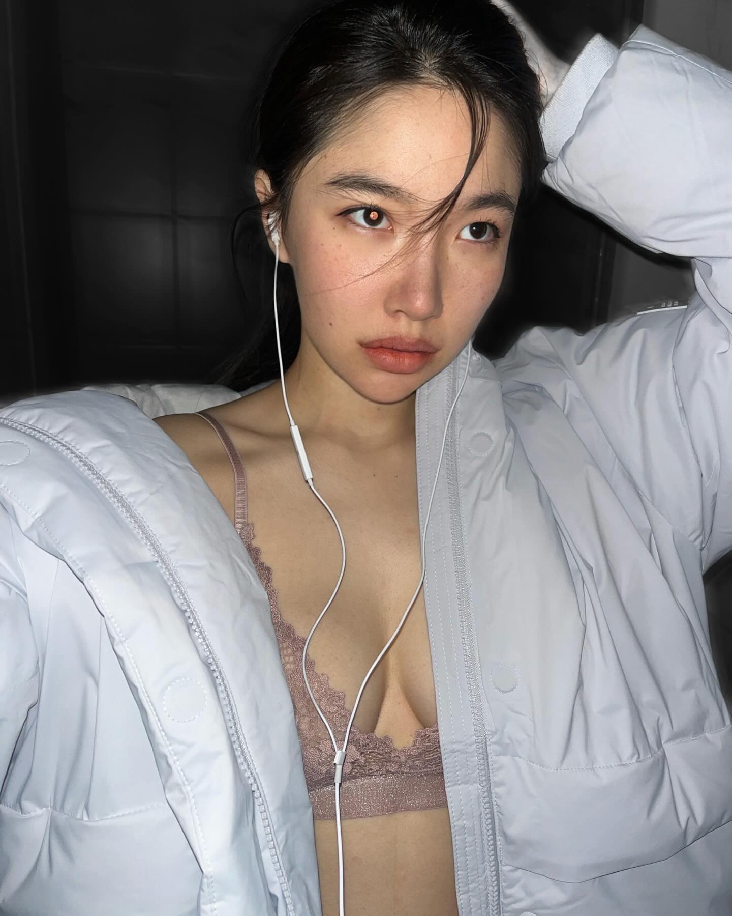 밑둘레 65부터💕
밴딩 타입의 홑겹 브라렛 시에나 브라렛 세트
노와이어, 노패드로 짱 가벼움🩷
⠀
#도로시와 #dorosiwa #도로시와파트너 #속옷추천 #속옷쇼핑몰 #섹시속옷 #언더웨어 #underwear #속옷세트 #홑겹브라 #시스루 #홑겹속옷 #연말룩 #연말속옷 #이벤트속옷 #속옷 #레이스브라 #레이스 #오오디티 #ootd #브라렛 #시스루속옷 #시에나브라렛세트