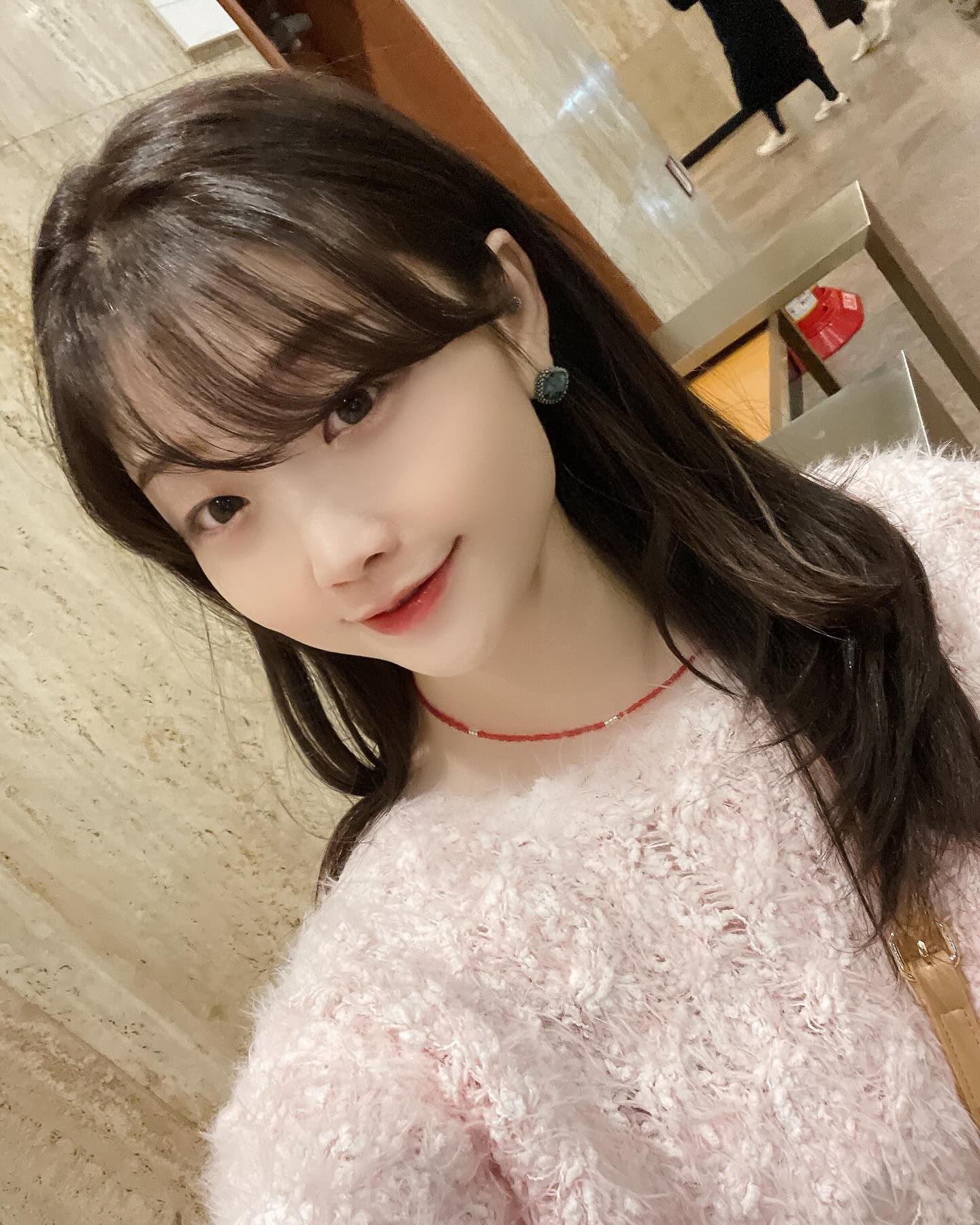 .
.
mastent
오랜만에 뮤지컬 나들이 !
염색도 하고 이미지 확 바뀐 느낌이라 좋네?! ㅎㅎ
(눈화장은 안했지만 ㅎㅎ😝 기분좋아서 셀카 !)
#노트르담드파리 노래가 너무 좋아서 본건데
대사가 없이 노래로만 진행되서 중간에 살짝
졸았지만 ㅋㅋㅋㅋ 너무 재밌었다!
전반적으로 마이너한 노래와 선율이
내 귀를 호강 시켜줬고 라이브연주자가 되고 싶었던
내 마음을 다시 한번 상기시켜준 무대 !
#이지훈 배우는 뮤지컬로 여러번 봤지만
#정성화 배우는 처음!
발렌타인때 보려다 일부러 정성화 배우 공연날
맞춰 본건데 역시는 역시다!
탄탄해 ,,,, 흠 잡을곳이 없엉👍🏻
그리고 #솔라 ~~~~ 와우 💚💚💚
가수가 나오는 뮤지컬을 예전엔 안좋아했었는데
요즘엔 그냥 완벽하다 ! ㅋㅋ
배역이랑 정말 찰떡인 목소리로 노래와 연기를
보여줬는데 너무 섹시하고 환상적 !!! 💋💋
신인의 풋풋한 , 기성화 되지 않은 노래톤과 연기!
솔라의 2부 독주는 ,,,, 아직도 잊을 수가 없다 !
앞으로 계속 다듬고 노력한다면 뮤지컬계에서
롱런할 수 있음을 확신한다 😍✨
앞으로의 기대 되는 유망주 되실듯 ㅎㅎ
그외에도 다른 남자 배우분들의 탄탄한 노래도 환상!
그리고 아크로밧 , 댄서 분들의 춤은,,,, 코어힘 미쳤음 ㅋㅋ
다시한번 보고 싶은 욕심나는 공연이었음!
그리고 세종문화회관 음향 ,,, 진짜 미쳤다!
배우 하나 하나 목소리 너무 잘 잡아냄 👍🏻👍🏻👍🏻
무튼 너무 즐거웠던 해피발렌타인💘
.
.
#노트르담드파리후기이벤트 #뮤지컬 #노트르담파리