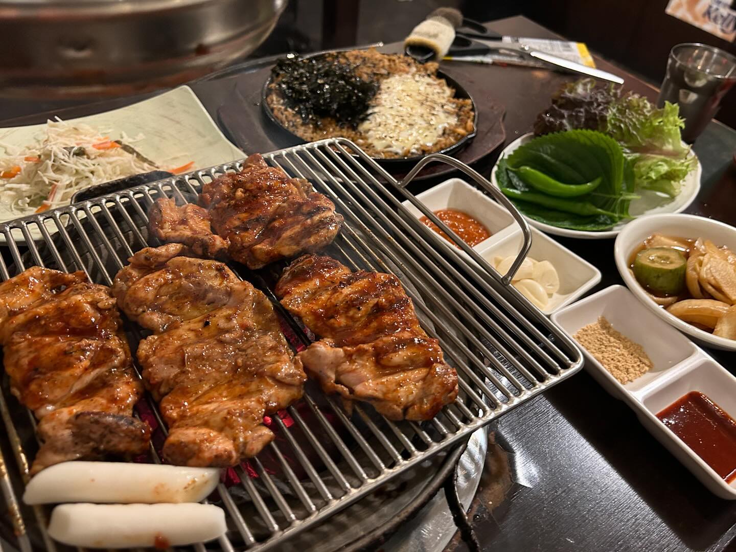 #협찬 #화로몽 #수유맛집 #수유데이트 #수유닭갈비 #닭갈비맛집 #숯불닭갈비 #숯불닭갈비맛집 #수유역맛집 #수유역데이트 #수유화로몽 #직화닭갈비 

수유역 숯불 닭갈비가 맛있는😉 화로몽‼️
벌써 한 곳에서 13년이 된 찐 맛집입니다..

이미 초벌을 해서 주셔서 편한데
불맛이 제대로라서 더 맛있어요👍🏻👍🏻
2인 인데 양도 꽤 괜찮고 양념도 간이 딱이댜

무쇠 볶음밥은
치즈와 김이 뿌려져나오는데 간도 딱이예욯💜
누른밥까지 너모 맛있어요...
닭갈비 올려 먹으면 그저 환상적인 부분ㅎㅎ

+시원한 묵사발과 폭신한 계란찜도 시켰어여
생각보다 음식들도 빨리 나오는데
든든하구 알뜰하게 해치워버림ㅋㅋ

사람들이 계속 들어오는데 이유가 있댜!
직원분들도 친절하고 음식도 하나같이
다 맛있어서 진짜 단골하고 싶더라고요😎
편하고 맛있게 넘 잘 먹고 왔습니다아〰️〰️