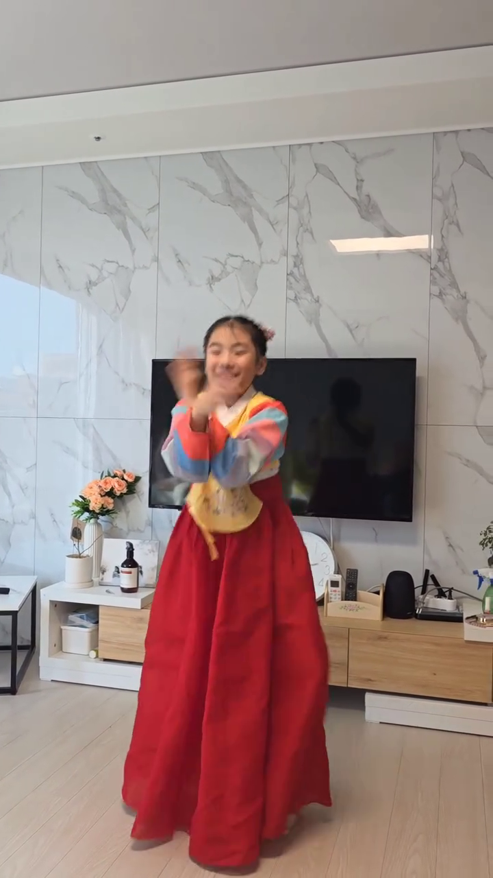 단아하게 한복입고 😅세배하고 나루토 댄스

K초딩 댄스재롱에 세배돈 더블로 투척🤩
해피 설 보내고 계시쥬~^^
.
.
저둥 새뱃돈 받고 싶어용🙇‍♀️
.

#까치까치_설날에
#이것_또한_추억
#우리_깝윤_댄스댄스

#효리씨네 #나루토춤 #나루토댄스 
#나루토댄스챌린지 #미니유니👩🏻‍🤝‍👩🏽