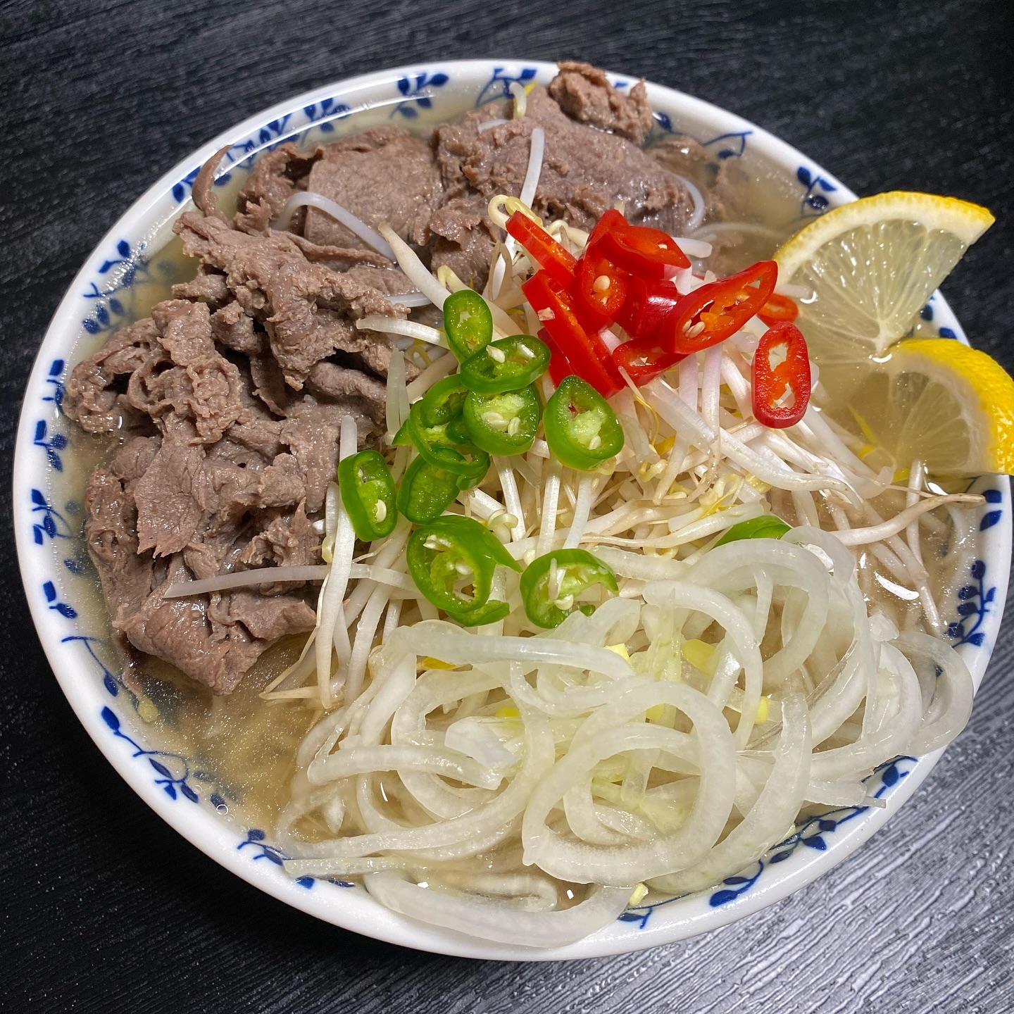 양파 초절임 만들어놓구 육수내서 고기듬뿍
숙주듬뿍 내가 조아하는 레몬,고추 올려서 후냐표 쌀국수 뚝딱👩🏻‍🍳
#쌀국수 #쌀국수맛집