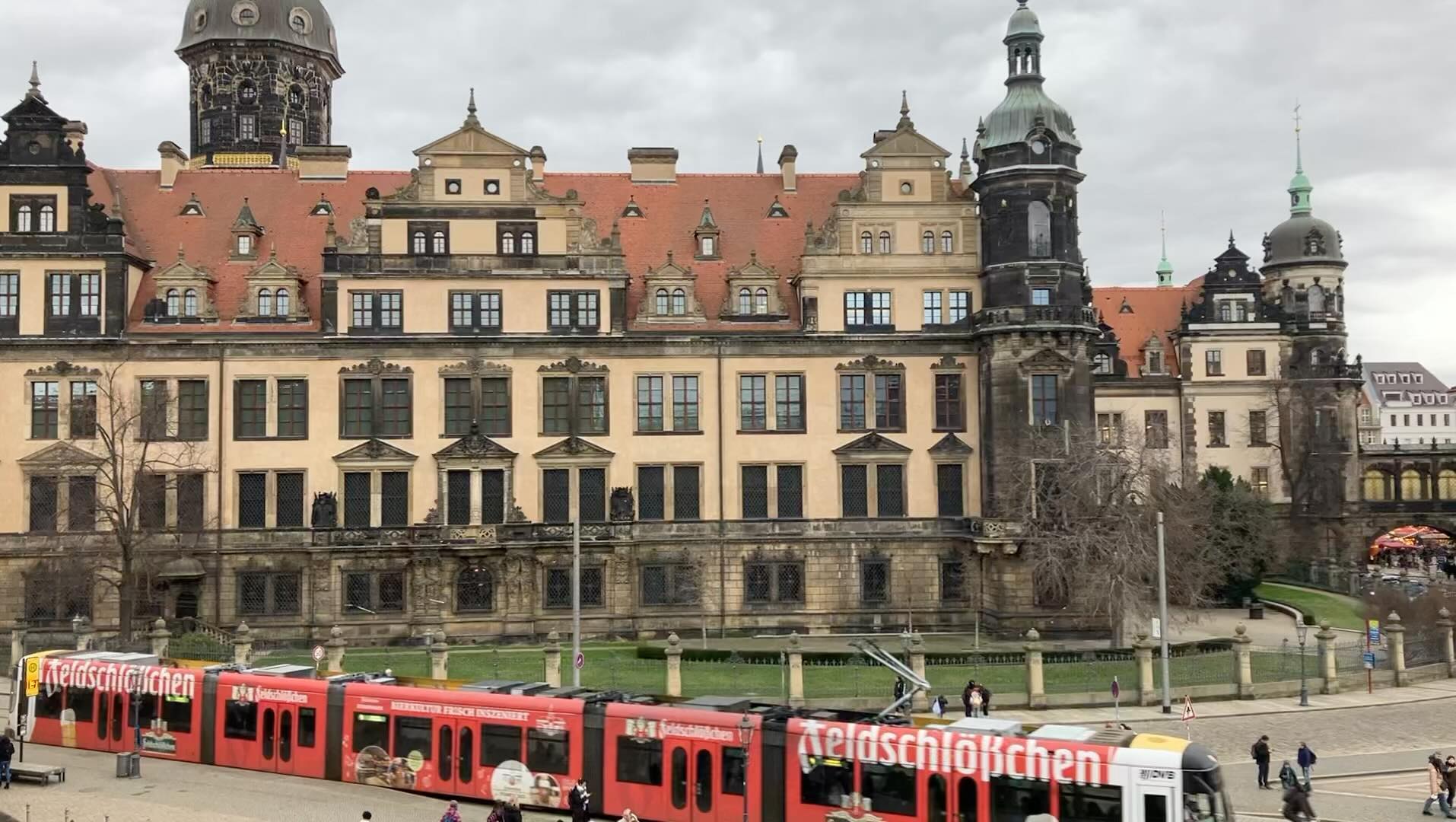12.18-19 Dresden 🇩🇪

 사랑과 평화, 그리고 폭력에 대해 생각하게 된 도시. 아름다운 것들이 꼭 변해야 한다면 자연의 순리에 의해서만이길 소망하게 되었다. 
 거리는 낭만이 가득하고 더해지는 문화와 예술로서 더 완벽해진다. 걷다 보니 왠지 모르게 무언가를 벅차게 사랑하게 될 것 같았지만 동시에 무참히도 외로워질 것 같았던 게 아이러니.
 우산을 놓고 나와 꼬박 반나절을 비 맞으며 돌아다녔다. 피로에 못 이겨 몸이 얕게 떨리는 와중에도 마그넷을 사겠다고 돌아다니던 스물다섯의 나를 언젠가는 추억하게 될까. 나는 오늘 그런 내가 초라하기보단 아름답다고 느껴졌는데, 이 도시여서 낭만이었는지, 젊은 나이어서 낭만이었는지 아직은 모르겠다.
 모쪼록 다들 평안하십시다.