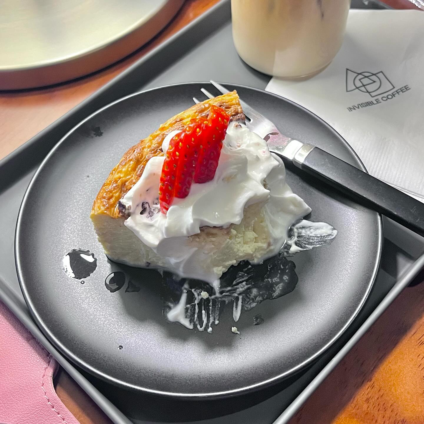 맛있는 커피와 치즈케이크
고요한 분위기 
어두움 속 은은한 불빛
잔잔한 음악
포근한 온도 
좋은 생각과 기운 
에너지를 내 마음 속 가득 채우기에
최적의 공간 🕯️