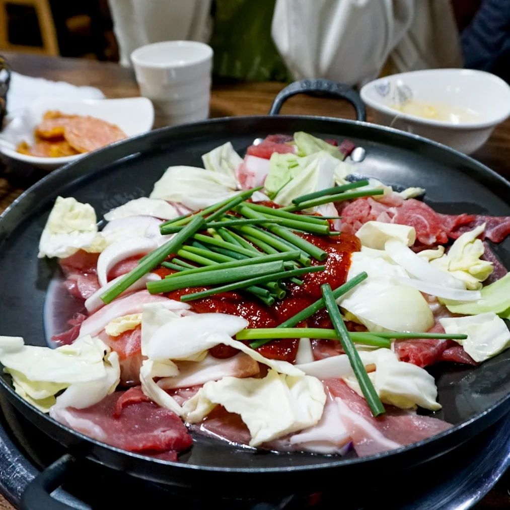 제주에는 맛있는게 왜이리 많죠🖤
#제주명가두루치기

가성비 최고 두루치기 + 해물뚝배기 조합
진짜 쵝오였따아..🥹👍

서귀포쪽이라 #제주여행 둘째날 
쇠소깍 - 천지연폭포 - 올레시장 구경하고 
저녁 출출할때 들렀어요 

주차장도 넓어서 #서귀포여행 할때
들르면 딱 좋은 위치랍니다🌟

아이들도 어른들도 호불호 없는
돼지두루치기 인심도 후하셔서
양이 정~~말 많았어요!

엄마껄로 주문한 해물뚝배기도
해물을 풍성하고 알차게 넣어주셨는데
국물맛이 진정.. 끝내주더라구요🥹❤️

사장님이 건담 마니아이신지
진열된 건담들 구경도 재밌었네요
#jmt #제주맛집 울님들도 꼭 들러보세요✈️

.
.
.

#제주명가두루치기서귀포올레시장점
#제주서귀포맛집 #동홍동맛집 #제주두루치기
#제주전복 #서귀포전복 #서귀포두루치기
#올레시장맛집 #쇠소깍맛집