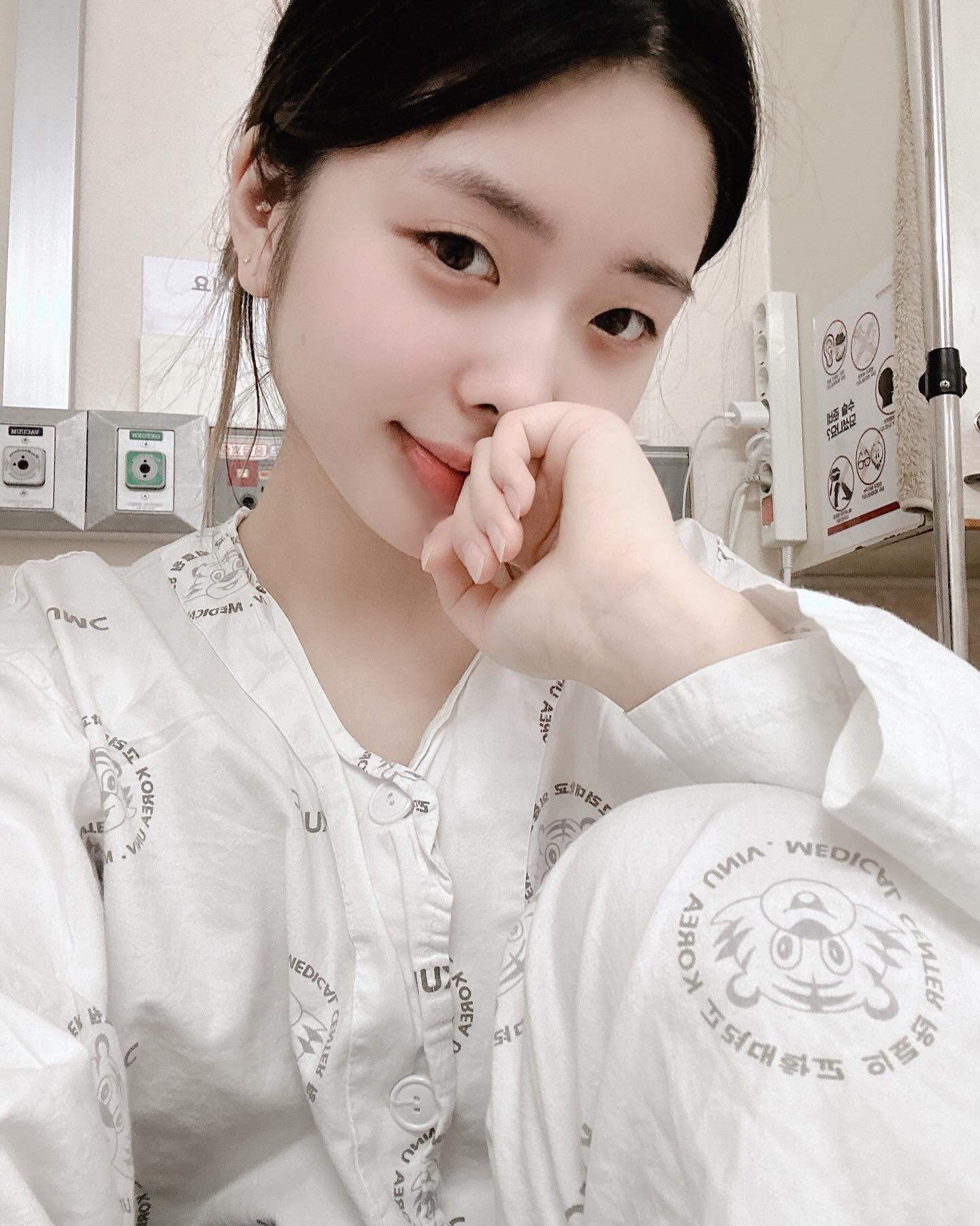 23.12.14 다시 태어나는날 🐥 (수술 화이팅 )
길고도 짧았던 1년이 지나간다. 작년부터 자꾸 예상치 못한 상황들에 당황하고 힘들었던 시간들, 다시 붙잡으려 도전한 올해도 많은 일들이 있었다. 내가 정말로 운이 없는 사람일까, 행복해지면 안 되는 사람인가라는 질문으로 많은 날에 허덕이면서 살았던 하루들. 
낭떨어지에서 썩은 동아줄을 잡으면서 불안에 떨었던 내 삶. 그래도 좋은사람들 만나서 떨어질때 버틸수 있었던것 같다. 
9월에 처음 알게된 손목 주상골 불유합….이제 얼마남지 않아 모른척 참고 지내왔다. 선생님들마다 이상태로 어떻게 버텼냐고 한다.
해야하기 때문에 내꿈이였기때문에 악바리로 이겨낸것같다.
뼈가 부러지고 관절염이 왔다니 처음에는 믿고 싶지도 않고 수술을 해야하는 사실을 부정했다., 지금 알아서 다행이지만 이걸 다행이라고 생각을 해야하나라는 감정도 있었다. 잘 될거라 생각하지만 떨리는건 어떨수 없네.. 수술 잘받고 오겠습니다🙏