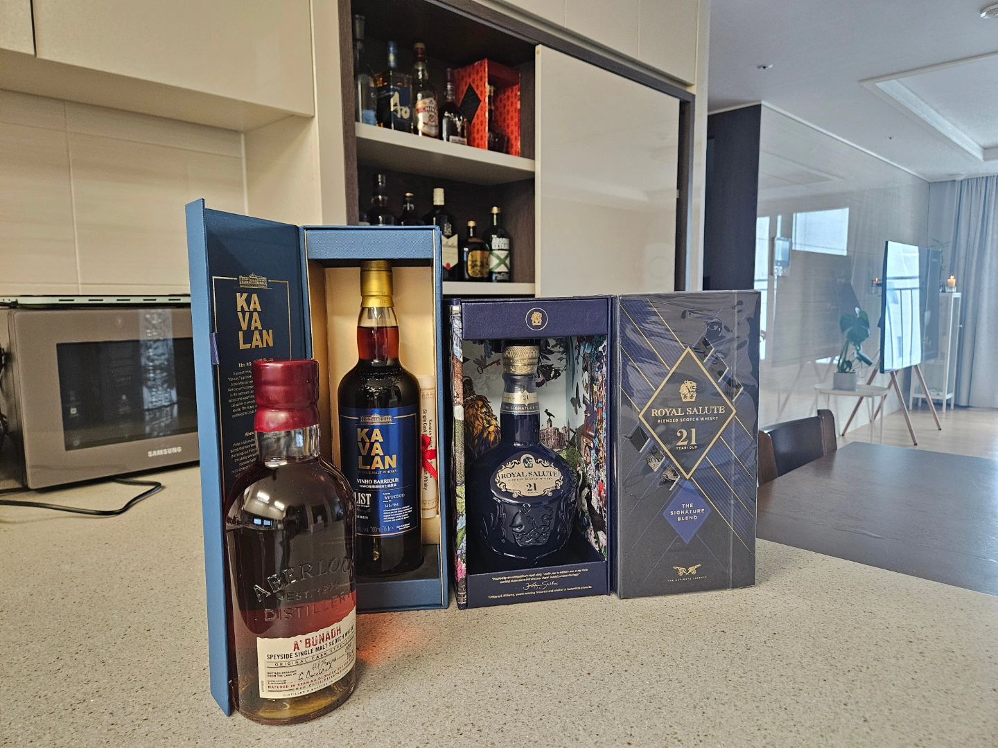.
기내면세점 찬스 위스키구매 
#royalsalute21 ×2
#kavalan #aberlourabunadh 
.
마음이 풍족하다🫶🥃
.
.
.
#로얄살루트21년산 2병 
#카발란솔리스트비노바리끄 
#아벨라워아부나흐 
#whiskey