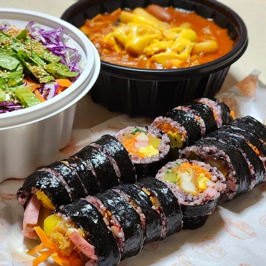 명륜동 #황가네김밥

돈까스김밥 넘 맛있다..♡
쫄면소스도 맛있고 양도 엄청남

🧾쫄면 ₩7,900
밀떡볶이 ₩7,900
수제돈까스김밥 ₩5,000
황가네김밥 ₩3,500

📍강원 원주시 남원로527번길 16 1
