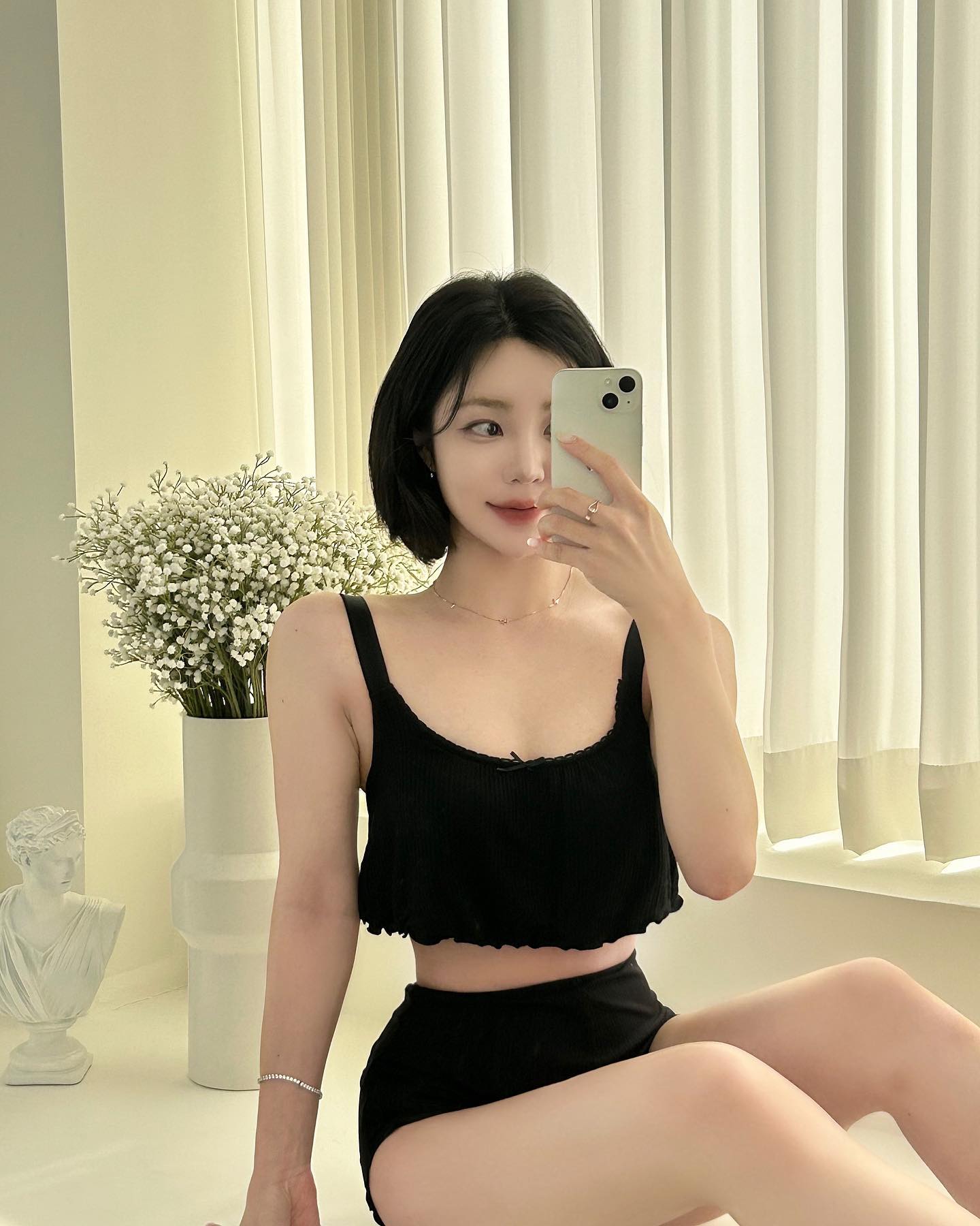 #광고
수면브라의 클래식, 큐모모 수면브라 굿밤 보보 시리즈에서 블랙컬러가 출시되었어요🖤
기존 다크블루 색상도 너무 잘 입고 있었는데 블랙은 확실히 깔끔한 무드 ˛ε♥з¸
가슴부분에는 기능성 패드가 있어서 민망하지 않고, 자체 디자인 & 자체 생산이라 큐모모에서만 만나볼 수 있는 특별한 디자인이예요 !

모두 예쁜 잠옷 입고 예쁜 꿈꾸세요 ˗ˏ🌙🖤

#큐모모 #수면브라 #굿밤브라 #굿밤보보 #속옷추천