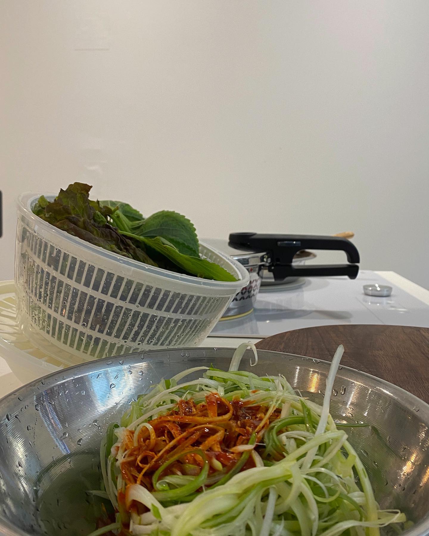 🥣
오늘 저녁은 쌈밥 🥬
스뎅팬에 불고기 슥슥 볶고, 파채 양념에 버무려
상추 깻잎 야채탈수기에 물기 탈탈 털어준 다음
압력솥밥 한스푼씩 쌈 싸주고
소고기고추장볶음 시판쌈장 매운고추 곁들여 냠.🙃

오렌지는 🍊
인스타에 자꾸 올라오는 과일플레이팅 따라해봤어요.

여기저기 너무 많이 올라오는 탓에
출처를 남기기가 힘든 점 양해부탁드려요 -
.
.
.
.
#쌈밥 
#불고기 
#쌈밥정식 
#밥상