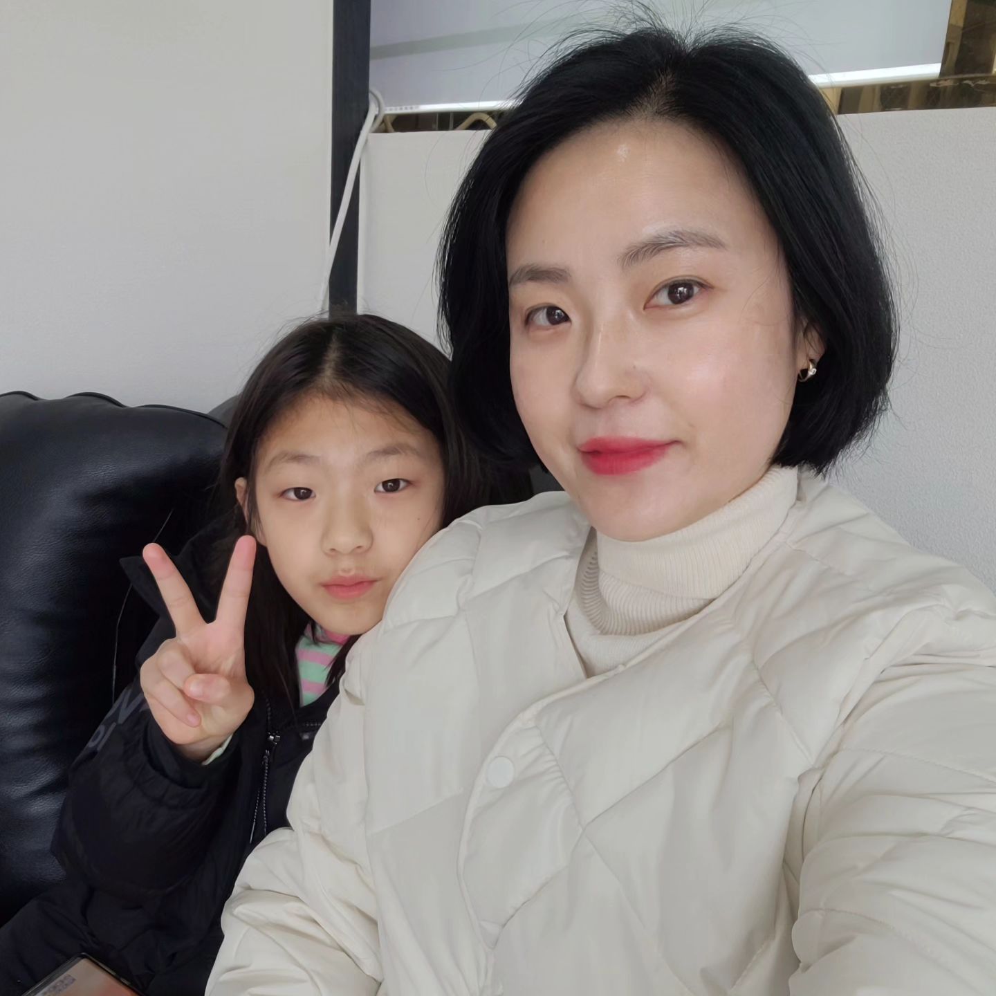 우리딸 언제 이리컸는지
엄마 껌딱지~

하루가 길다
몸은 죽겠는데~얼굴은 좋타🤣

#인플 #딸이랑 #천안
#오늘 #살빼보자~~