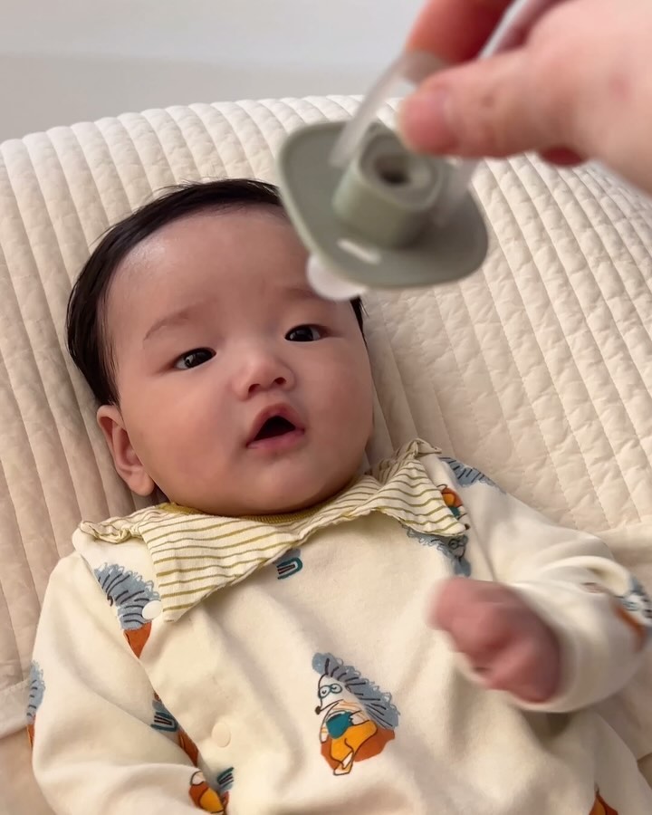 #협찬 

요즘 한빈이의 최애 장난감 = 쪽쪽이 🧸
입에 넣었다 뺏다 하면서 치발기마냥 잘 갖고 놀고
그러다가 자기도 모르게 잠들기도 해서 완전 꿀템!

그런데 한빈이 최애 쪽쪽이가 물고임이 심해서
진짜 제 손목이 너덜너덜 종이짝 될 것 같아서
이번에 물고임 걱정 없는 마더케이 쪽쪽이 써봤는데요!

다른 건 처음부터 뱉어냈는데 이건 완전 잘 무네요?
디자인도 너무 예뿐데 침독 물고임 걱정 없고
납작한 대칭 디자인이라서 바른 치아 발달은 물론
헛구역질 방지까지 되니 너무 만족하며 쓰는 중 🤎

케이스도 하나씩 다 있는 것도 너무 좋구요!
마더케이 쪽쪽이 클립이랑 하니 더 예뿐듯 

🏷️ motherk_kmom

#육아소통 #육아기록 #출산준비물 #출산선물 #마더케이쪽쪽이 #폴딩쪽쪽이 #잘무는쪽쪽이 #육아템 #토끼띠아기 #신생아쪽쪽이 #마더케이 #육아꿀팁 #육아꿀템