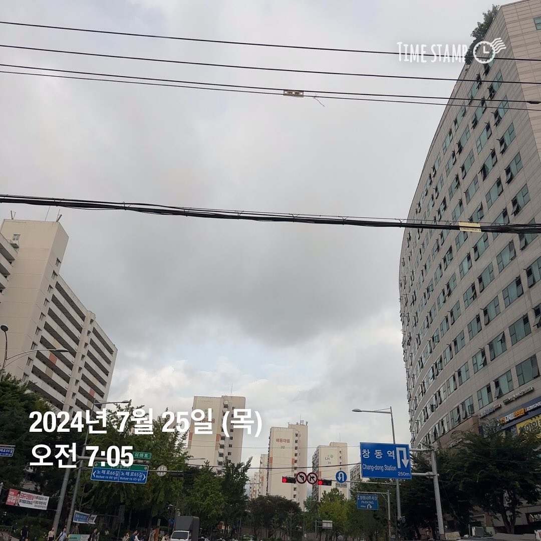 #굿모닝 

오늘도 수영완료

내가 생각하는 40대는 자기관리를 잘해야 한다
운동을 함으로서 건강한 육체 그리고 적어도 본인이 몸담은 분야에서는 전문가가 되어야겠지 ㅎ 운동은 시간을 만들면 되고 분야의 전문가는 시간을 갈아 넣어야겠지 중요한건 시간 활용이다 

#모닝수영 #새벽수영 #운동스타그램💪 
#수영스타그램 #새벽일상 #체력은국력 
#주식회사이현동