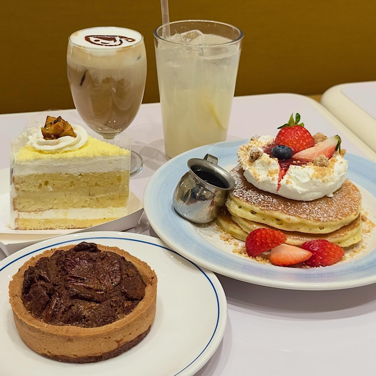 #협찬

쇼핑하고 여유롭게 커피한잔 즐길수 있는 디저트맛집☕️🤍

하이메아욘이 디자인한 1300평 규모의 복합문화공간 카페인 ”워킹컵“ 카페에 다녀왔어요!
알록달록한 인테리어가 너무 이뻐서 구경하는 재미도있고 주말에 브런치 먹으면서 여유즐기기 너무 좋았어요➰🫶🏻

대구시내를 조망할수있는 루프탑과 야외테이블이 갖춰져있는 7개의 조각공원 야외가든 ’게이츠 광장‘이 있어서 구경하기도 좋고 가끔 공연도 하더라구요✨

✔️워킹컵 크림라테 7.3
✔️레몬에이드 7.8
✔️딸기 팬케익 11.8

워킹컵 시그니처 크림라테도 너무 맛있었지만 딸기 팬케익 진짜 맛있어요.........꼭드셔보세요  완전 강추🥹👍🏻🤍

📍대구 중구 달구벌대로 2077 9층
📍10:30-20:00(19:30 라스터오더)
📍백화점 정기휴무 외 상시영업
📍053-245-2929

#워킹컵 #카페워킹컵 #대구카페 #대구대형카페 #더현대대구맛집 #대구디저트맛집 #더현대대구카페