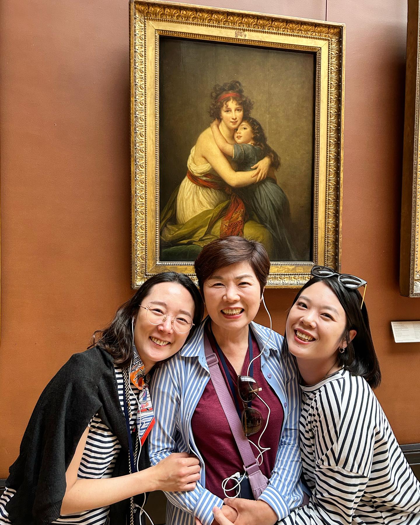 루브르 박물관에서 세모녀샷👩‍👧‍👧❤️

우리 셋이 여행하는거 얼마만이얌〰️
루브르의 유일한 여자작가였다는 르브룅님의 작품 앞에서 한컷!
마리 앙투아네트 전속화가일정도로 실력이 대단했고
얼굴도 이쁘셔서 제법 유명했다고 하는데 르부르 구석탱이에 작은 그림으로 한컷 딸랑 하나 있었다지😶

그래서 모녀가 여행온다면 꼭 함께 사진 찍는다는 포토스팟✌️
르브룅과 딸 줄리의 모습을 담은 자화상에서
엄마랑 딸 포즈 따라하며 한컷 담아보시기를❤️

📍루브르 박물관, Louvre Paris🇫🇷 
🖼️엘리자베트 비제 르 브룅님 작품 

#파리여행 #모녀여행 #루브르박물관 #Paris #louvre