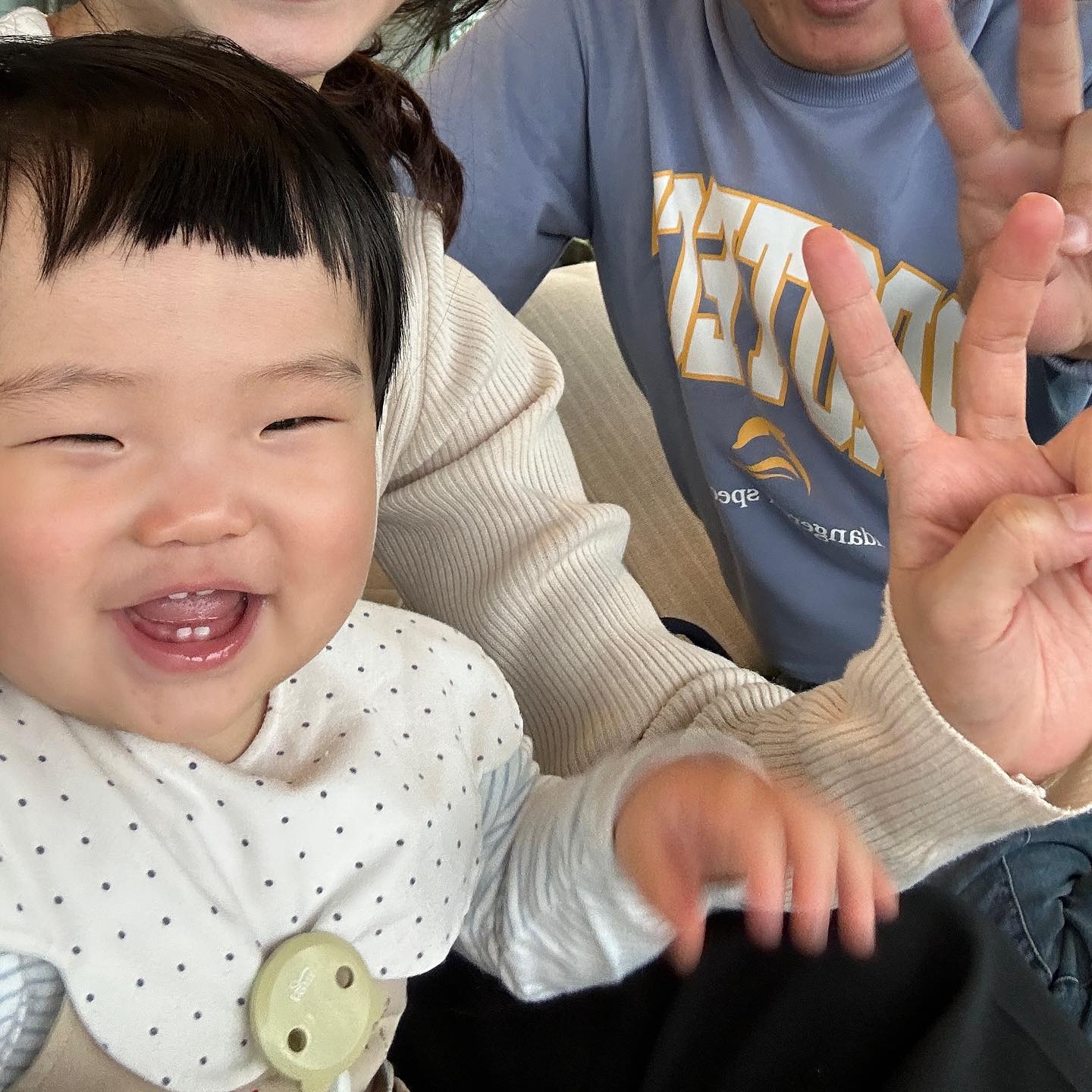 밀리고 밀린 제주기록 10

1-2. 엄빠랑 함께라면 비가 와도 행복해🥰
3. 졸린건 어쩔 수 업숴ㅓ🥱 
4. 기린이랑 닮았나욥?🦒
5. 아빠 자유데이~ 엄마랑 오붓하게🤍
6. 머리가 왜그래ㅋㅋㅋㅋ 삐쭉
7. 강건너 고양이 구경 

#제주한달살이기록 #준우일기 #9개월아기 #남자아이 #baby #호랑이띠맘 #육아일기 #육아일상 #육아스타그램 #아기스타그램 #20230417_0418 #밀린일기