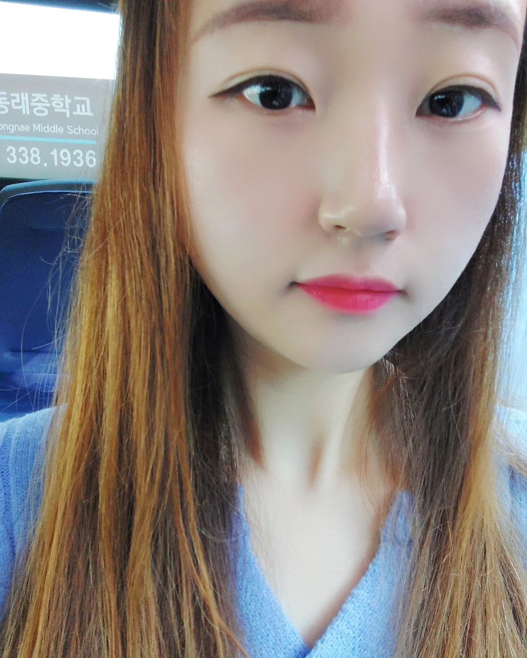 요즘 다이어트한다고 힘이 하나도 없움..😵
출퇴근하랴 블로그하랴 내 멘탈도 탈탈..

7개월 동안 아니 7개월째
수많은 방법으로 노력으로 내 몸에 모든 살을 다 날려버리는 중이다..😤

나 뭐 이렇게 많이 먹었냐..;;

예전 셀카 지금 셀카를 비교하면 엄청난  차이가..😅새삼 놀랍네..

투턱이었던 내 턱살이 날렵해지기 시작하더니 쌍커풀도 쑥! 깊어지면서 아이라인 그리는게 조금 쉬워졌당😆

숨어있던 내 콧대도 살아나기 시작하면서 코 성형 생각은 싹~사라짐!😅

요렇게 변해버린 내 얼굴 셀카를
몇 개월 만에 올려보는지..!!

근데 이마가 넓은 건 어쩔 수 없나 보다..ㅋㅋㅋ🤣🤣
가려..최대한 가려...