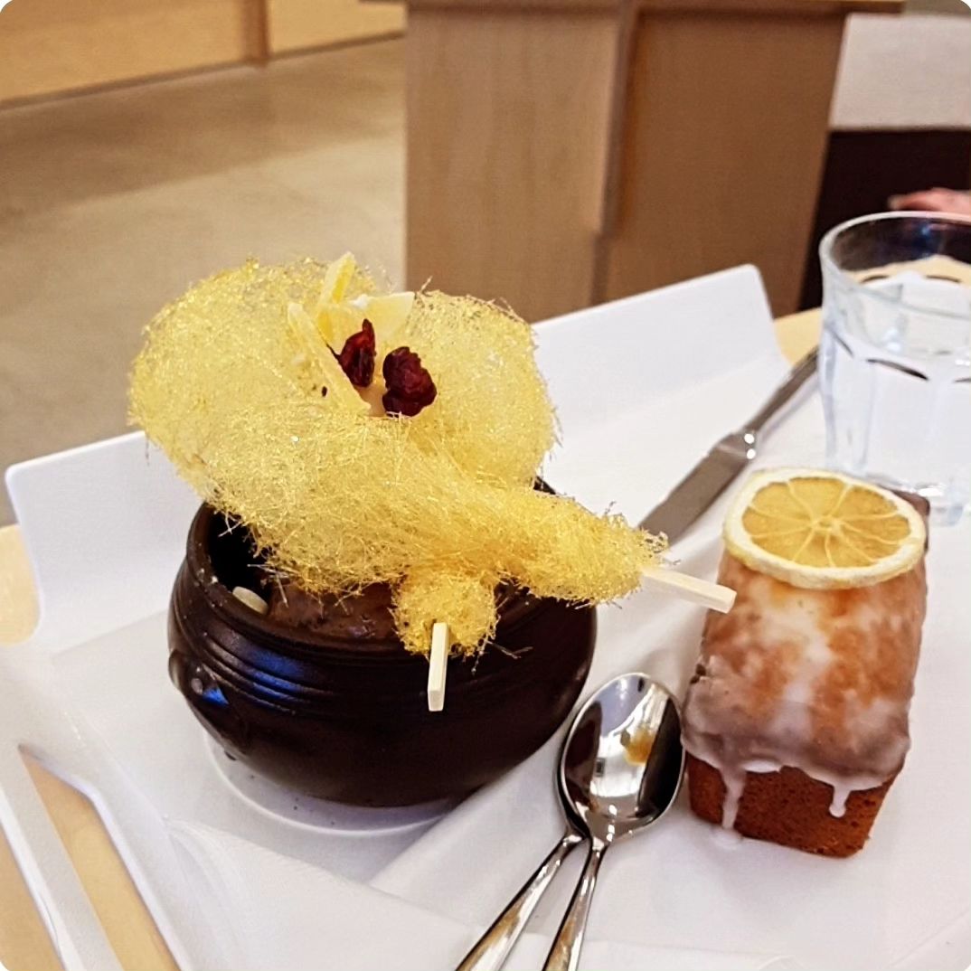 요즘은 통 안보이는 #삼계탕빙수 
귀염뽀짝한 형태에 달달구리해서 시즌에 다섯번은 먹었던 기억
5년 전? 추억의 사진이 뜨니까 반갑네 🫠

#오늘은초복
#실뱌몬_foodie #디저트그램 #멜로우카페