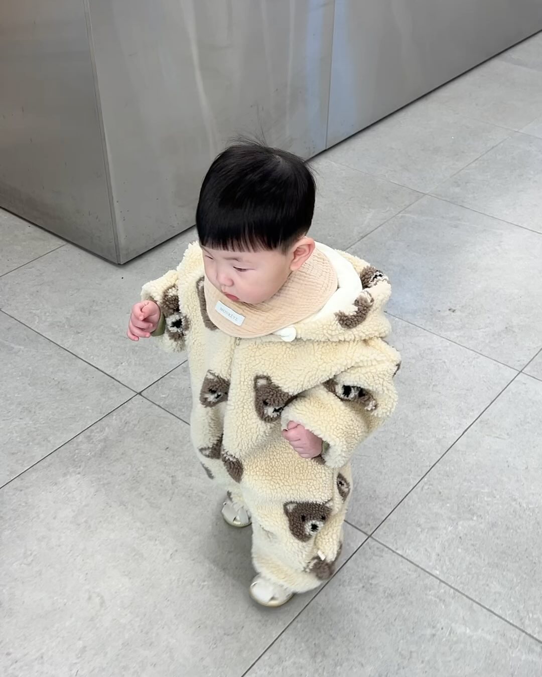 ෆ 

398days, 231205

우리선우 이발하고 사촌동생이랑 카페
아빠 안계시는 동안 공동육아로 시간보내기 꿀🥹🧡

#선우기록 #콩이기록 #13개월아기 
#사촌동생이랑 #공동육아