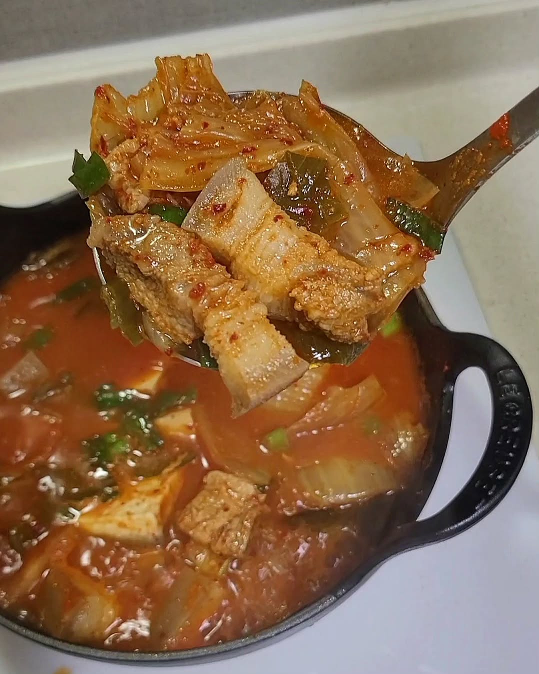 제품제공) #김치찌개밀키트 이것저것 먹어봐도 #다발프레쉬몰 만큼 본격적인 #김치찌개 는 오랜만이네요~

통영멸치육수를 베이스로 유산균 풍부한 국내산 김치에
국내산 1+암퇘지가 통으로 똬!!!! 

10년의 노하우가 고스란히 느껴지는 프리미엄 김치찌개 의 맛이 밀키트 라고는 도저히 믿어지지 않더라구요~

지방과 살코기가 적절하고도 조화로운 국내산 암퇘지 
고기는 왜 이렇게나 맛있는거죠?
신선한 야채와 통영의 멸치로 우려낸 국물은 왜 때문에
해장이 되냐 말이에요!!!

72시간 저온에서 숙성한 국내산 김치는 물론 
다른 부재료까지 좋은 재료만 사용해 
정성껏 만들었다는 기운이 마구마구 느껴져요~

육아와 살림에 지처 친정엄마표 집밥이 부쩍 그립던 
요즘 힐링같은 메뉴!!
캠핑갈때~ 여행갈때도 챙겨갈래요~

무🌈 구매좌표 : 
https://m.smartstore.naver.com/freshdabal/products/5666097945

#밀키트맛집 #김치찌개맛집 #다발김치찌개 #통돼지김치찌개 #대학로맛집 #찌개밀키트 #돼지김치찌개 #김치찌개맛집 #한국음식 #한식추천 #집밥스타그램 #집밥레시피 #오늘뭐먹지 #따끈한한끼 #집밥느낌 #밥도둑 #국물이끝내줘요 #혼밥메뉴 #오늘의집밥 #집밥요리 #초간단레시피 #한식요리 #돼지고기요리 #김치요리

dabal_fresh