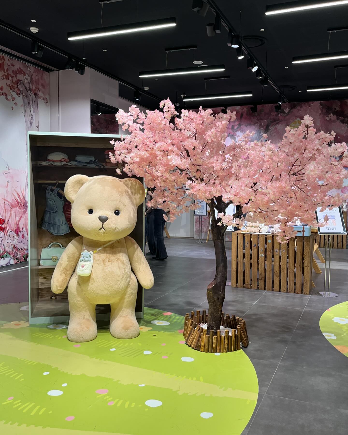 #테디테일즈레나베어 

잠실롯데월드몰 팝업스토어

귀염둥이야~🥰💛

#teddytales 
#linabear
#테디테일즈 
#테디테일즈팝업