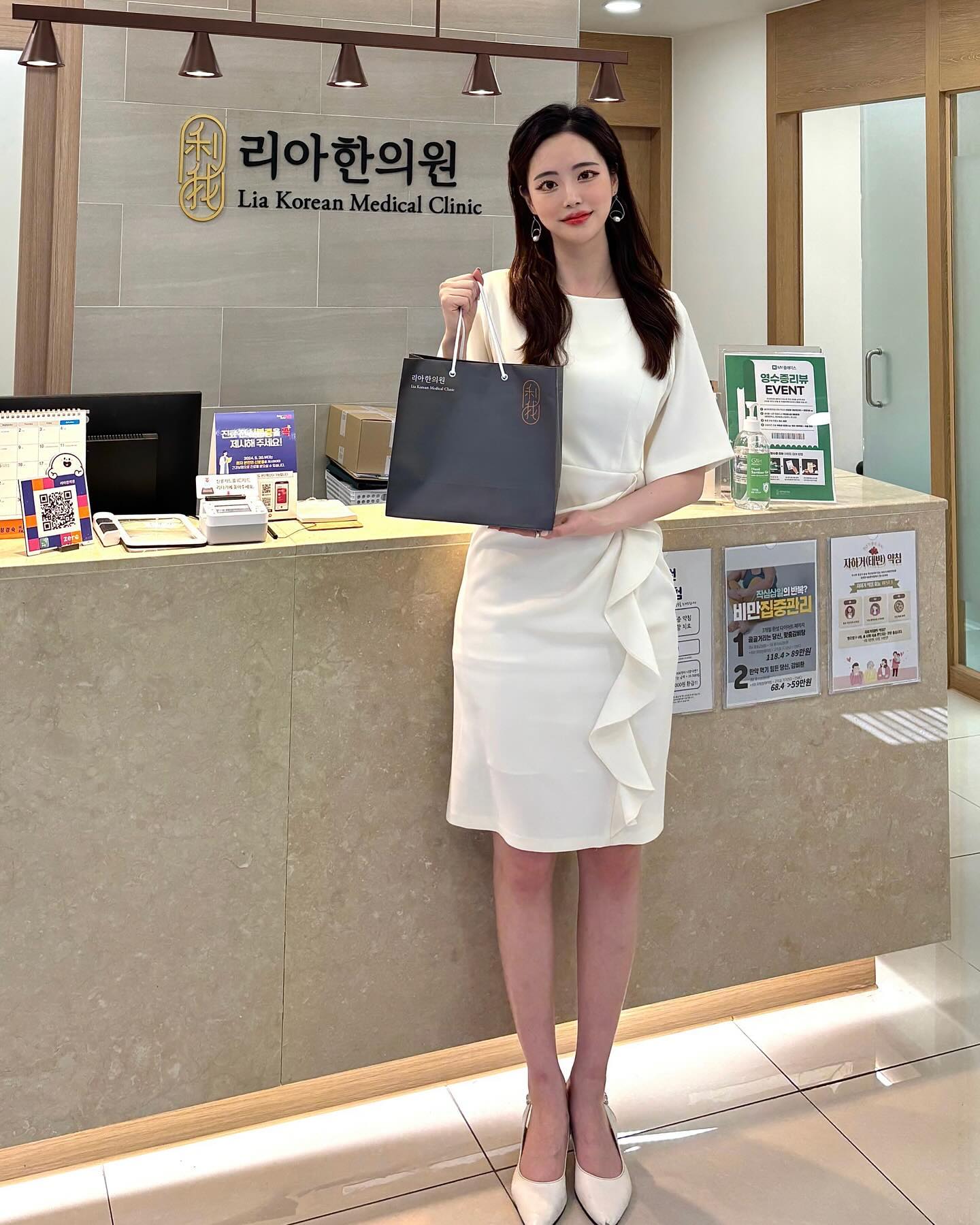 ‘2023 미스코리아 충북’ 심사위원이셨던 이지혜 원장님께서 명동에 한의원을 개원하셨다는 소식을 듣고 다녀왔습니다💓

다이어트, 뷰티 전문인 한의원이라 카메라 앞에 서는 일이 잦은 제게 좋은 솔루션이 가득한 곳이었는데요~
무엇보다 작년에 원장님께서 처방해주신 <다이어트 한약>을 복용하고 체중 감량에 크게 도움 받았던 적이 있어서 재방문하게 되었답니다✨

병원 분위기도 너무 좋아서 내부 곳곳이 포토존이었다는~~✌🏻😎
추가적으로 하이푸 리프팅 시술까지 받고 왔습니다!

✔️올여름 다이어트에 꼭 성공하고 싶으신 분들
✔️의지는 있으나 방법을 모르시는 분들
당장 <<명동 리아한의원>>으로 달려가세욧〰️〰️🔥

.
.
.
.
.
.
.

#다이어트 #다이어트한약 #다이어트한의원 #한의원 #체중감량 #식단 #다이어터 #유지어터 #하이푸리프팅 #윤곽관리 #미스코리아 #미스충북 #미인대회 #명동 #diet #리아한의원 #아나운서 #아준생 #협찬 #내돈내산