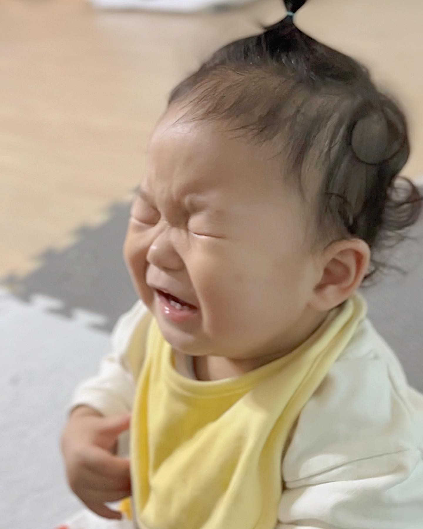 저희 딸내미 먼저 보고 가실게요~
꽁지 머리 너무 귀엽다 사랑스러운 곱슬머리도.. ❤️
내일은 드디어 주말 그래서 그런지 기적이 온걸까요? 

요즘 도통 잠을 잘 들지 못해 10시에 겨우 재우는데 
오늘은 7시에 잠들어서 아직도 자는!!! 깨지마라!! 

그나저나 랑이는 엄마를 쏙빼닮은거 같네요.. 
그래.. 한때 엄마도 책을 되게 안좋아했지 엄마가 책을
좋아하게 된계기가 있었는데 말이지 랑이도 생길꺼라 믿어😊

책만 보여주면 자꾸 닫길래 즉석 그래 너는 닫거라 엄마는 
열것이니 놀이 👩🏻‍🍼 우리아가 머든 봐~ 하면서 다 펼쳐준 
야무지게 닫아요~ 마지막 컷을 보면 동영상이 있답니다🍪

엄마나 콧물 나와써 어머.. 이렇개 심한건 처음인데 
동영상 찍는 사이애 콧물이 놀래서 멈칫한 마미 👩🏻

그밖에 핀돌리는 것도 하고 교구도 만지고 유모차 아코디언
연주까지 크으~ 아주 알차게 놀았다😊 

요즘 랑이는 스프링카에 빠졌어요 흠 근데 탈출에 
더 재미를 느낀거 같다는 한번 눈돌린 사이에 몸이 앞으로 나와
위험 한 순간이 있었는데 그거를~ 엄마는 학습으로 돌렸지요 

그것은 바로 역방쿠! 당근 안하길 잘했다능 생각을 했숩니다. 
보다시피 벽으로 한면을 채우고 그옆에 역방쿠를 두고 랑아 몸을 이렇게 앞으로 하면 랑이 혼자 나올수가 있어 하며 한번 해준 
후 알려준 것이 후회 할 정도로 너무 잘하지 머예요.. 

너 참 활동적인 아이였구나? 하하 😆 엄마는 새삼 스포츠한
랑이에게 놀랍니다. 그렇게 신나게 노니깐 일찍 잔 이유를 
알겠네요😄 기적이 아니라 .. 적당히 논거여서 미련없이 
잔거였어.. 엄마가 더 노력할게 ㅎ 

근데 나 책보는 남자야 포즈는 너무 귀엽네요 ❤️
그래도 보긴 본다아😂 
#책육아 로망이였으나 좀 멀어보입니다.

마지막엔 엄마 가서 자자고 울어 버린 랑 엄마는 랑이가 
보채기 전까지 안들어가지롱~ 그래서 매번 제발 자자고 
우나 봅니다. 저렇게 하고 방들어 가면 ? 거의 딥슬립😪

오늘도 성장 하느라 수고 했다👩🏻‍🍼 내아가 

오늘도 무사히 하루를 마무리 한거에 감사합니다.