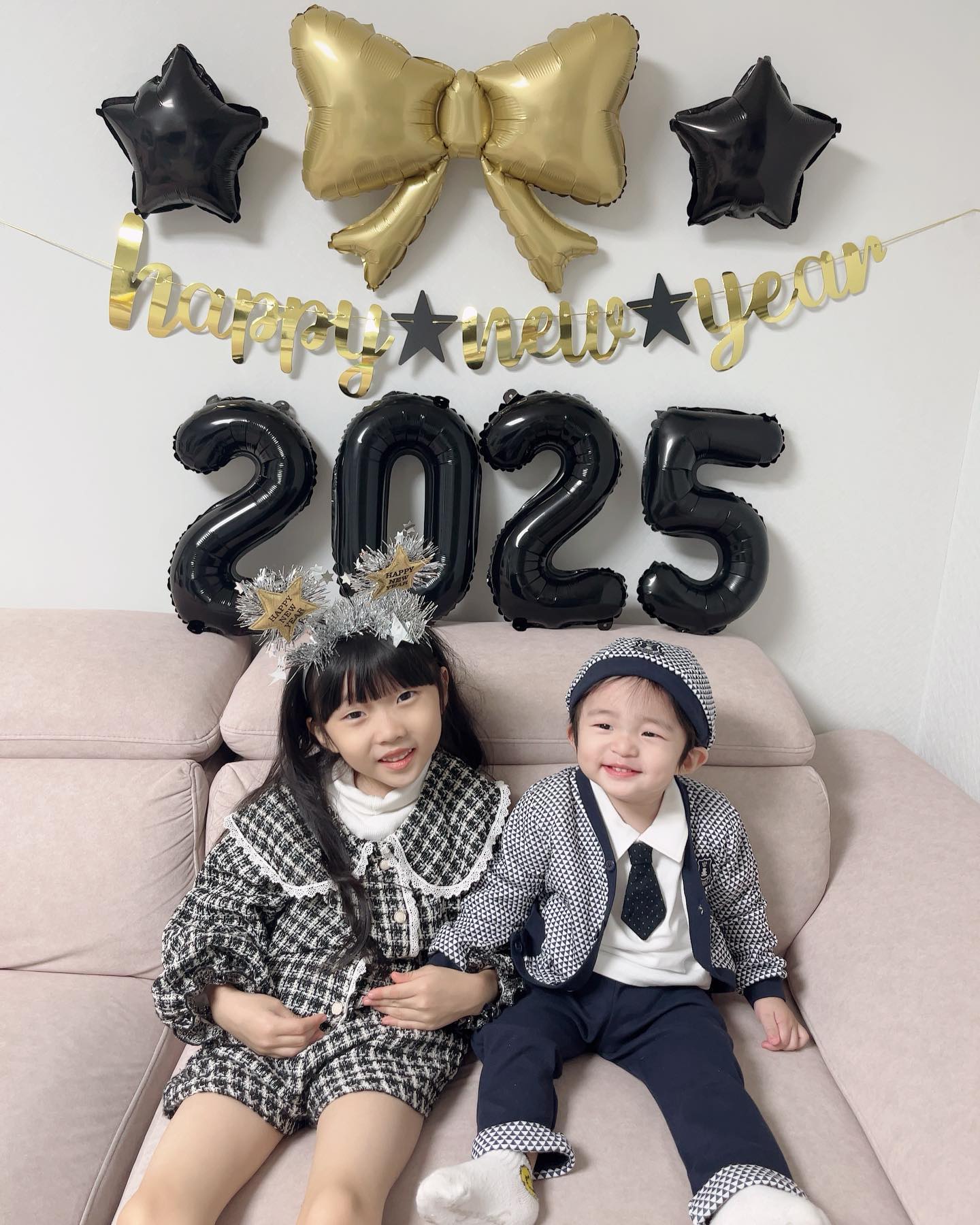 #예나그램 #예준그램

2025년 첫 날 새해가 밝았어요☀️

예남매두 꼬까옷 입구 예쁘게 사진 남겼지용~~
모두들 2025년에는 좋은 일들만 가득하시길🙏🏻

partyjammy 

#2025년첫날 #해피뉴이어
#재미제이