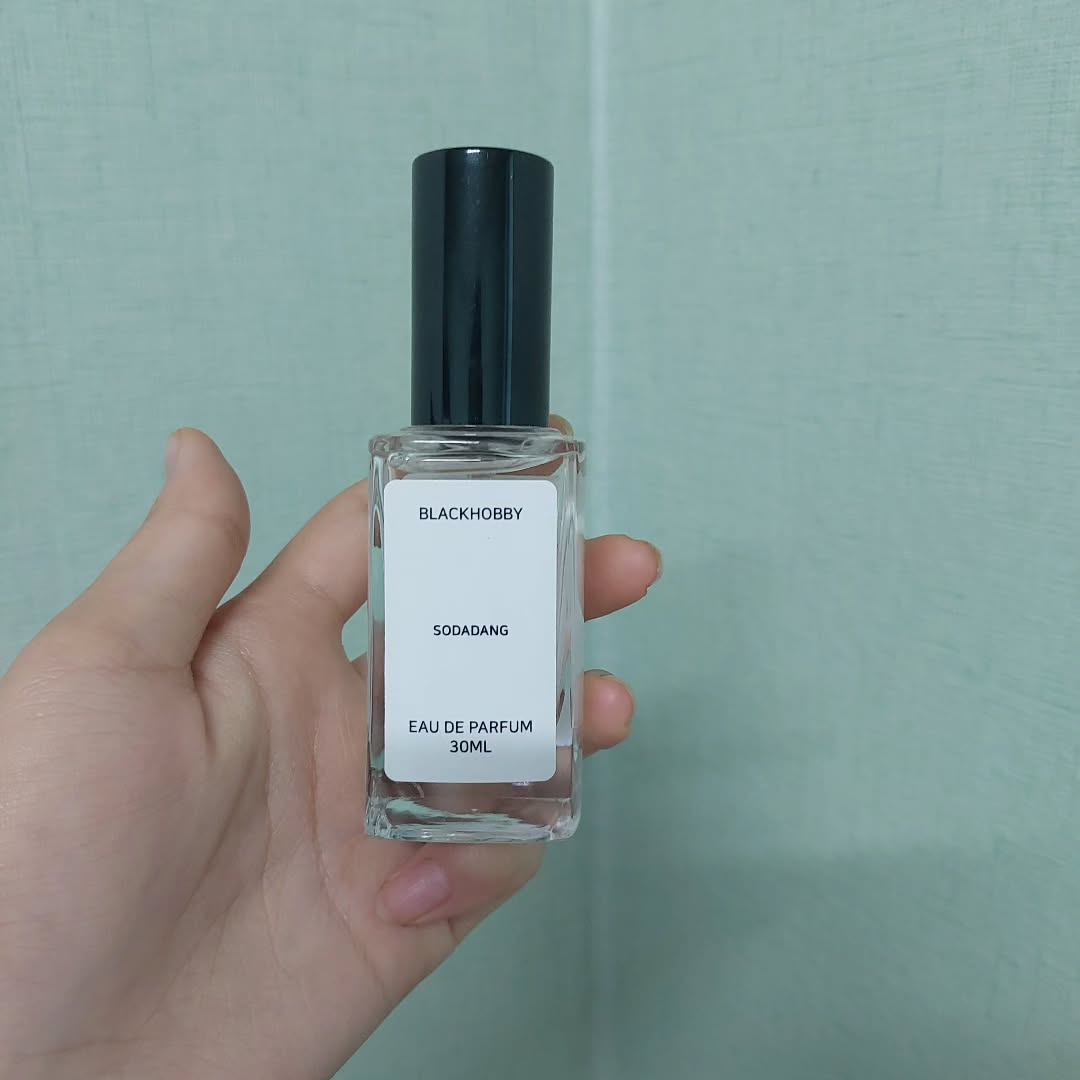 #협찬 blackhobby_official 
약 500여종의 향수를 판매중인 블랙하비에서 신상 #소다당 향수를 보내주셨습니다.
저렴한 가격에 다양한 향을 판매중이여서 이런 향도 있을까?하고 찾아보면 대부분 있더라고요.

소다당은 소다하면 떠오르는 아이스크림인 뽕따같은 느낌이 강했는데 시트러스향이 들어간건지 연하게 상큼한 향도 느껴지고 마무리로는 바닐라 아이스크림을 올린 청량한 소다가 떠오르는 향수였어요.
제가 적었던 좋아하는 향수를 보고 보내주신 앰버바닐라는 잘때 뿌리고 있습니다:)

#향수 #향수추천 #향수스타그램 #여자향수