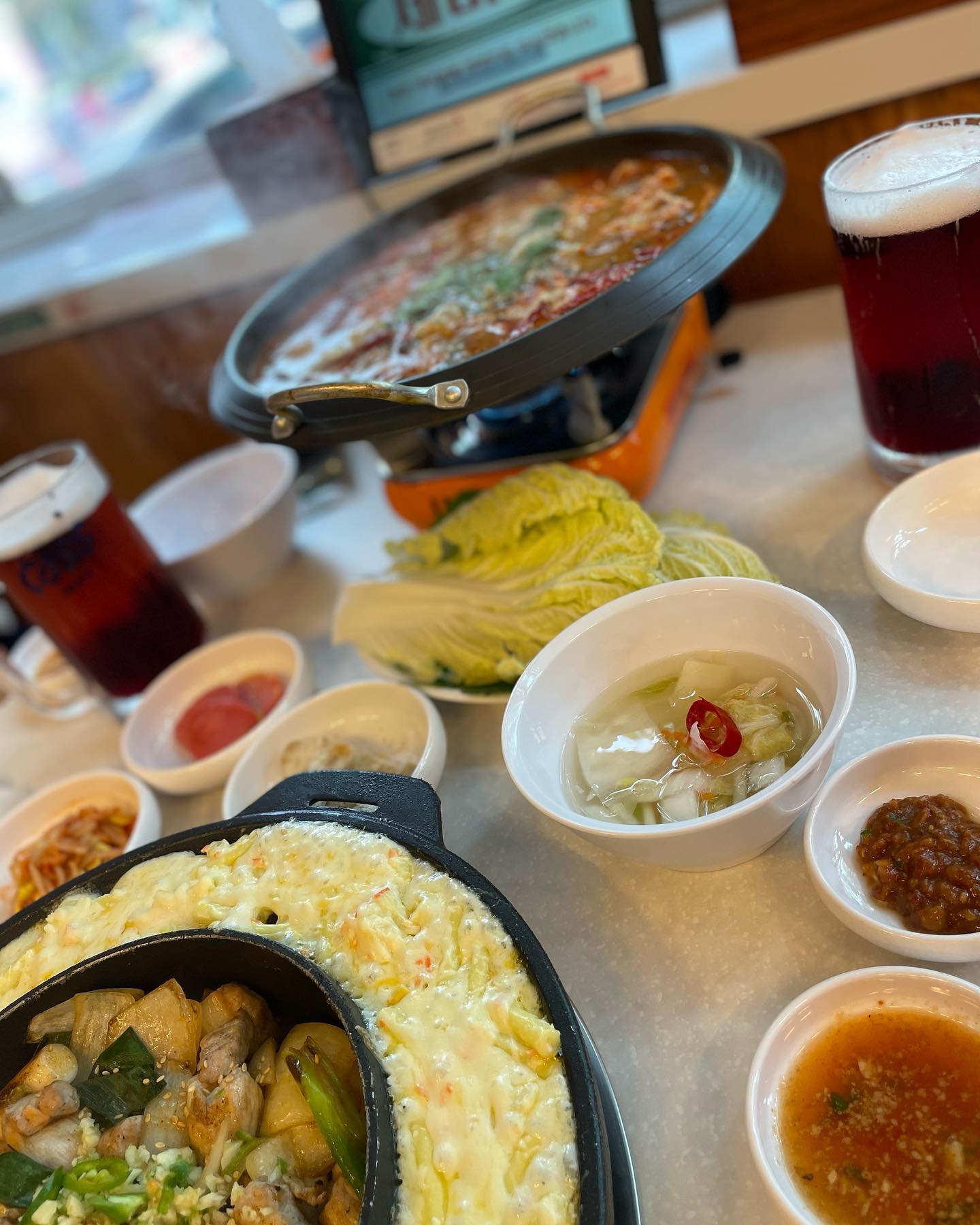 밑반찬을 포함한 푸짐한 한상 차림의
레트로한 인테리어 감성가득한
맛의 성지 대구에서 날라온 제비집이에요.

메인메뉴인 두루치기는 일반 두루치기와는 달리 두께가 두꺼운데 #마늘두루치기
국내산 돼지고기의 풍미와 마늘향의 베이스로 감칠맛 가득한 치즈와 잘 어울리는 조합이에요.  마지막 #마무리볶음밥 

#얼큰순대전골은 
시래기와 순대가 넉넉하게 들어있고
진한 육수의 국물 맛이 캬~ 얼큰전골 사랑입니다🥹 술안주로 딱이에요!

#제비집 복맥주
새콤달콤 복분자와 생맥주의 만남 
제비집 시그니처 맥주에요

메인메뉴와 사이드메뉴 모두 저렴한 가격 대비 푸짐한 양이라 넘 배불러 배터져요~

📍제비집 홍대점
서울 마포구 양화로6길 103 1층
영업시간 :매일 오전11시:00 -03:00
  라스트오더 02:00

#제비집 #홍대제비집 #합정제비집 #상수제비집 #홍대핫플 #홍대맛집 #홍대가볼만한곳 #홍대두루치기 #홍대순대전골 #제비집두루치기 #제비집순대전골 
#모임장소 #회식장소 #점심메뉴 #홍대점심 #두루치기맛집 #순대전골맛집
#맛스타그램 #좋반