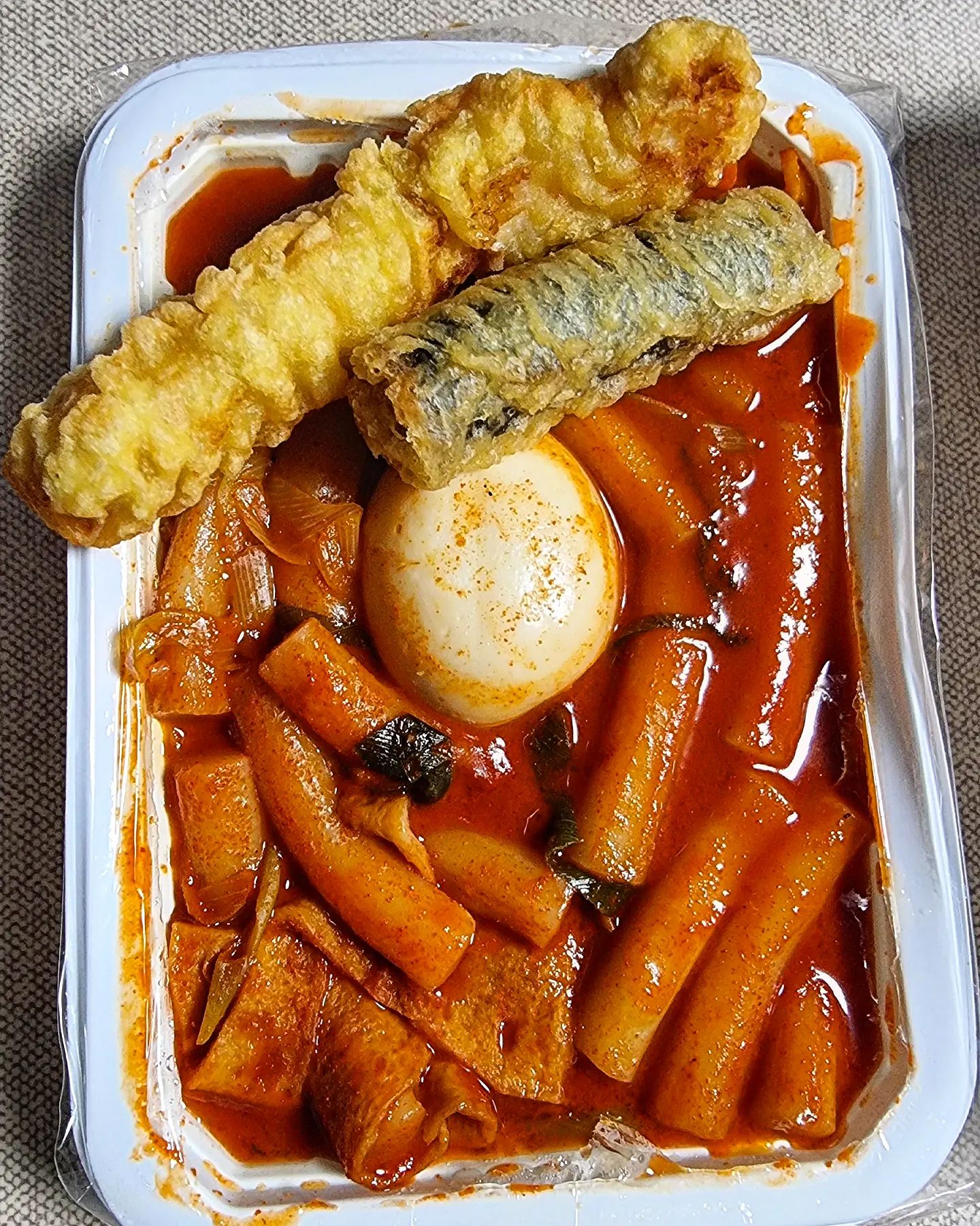 ｡♥｡･ﾟ♡ﾟ･｡♥｡･ﾟ♡ﾟ･｡♥｡･ﾟ♡ﾟ・。゜♥｡ﾟ

떡튀순은 진리다( T∀T)
학교 앞 분식집처럼  매콤달콤하고 
고추장 하나도 안넣고  고춧가루 넣어서 텁텁하지않고 
떡 두세개 호로록 먹게 된다.
떡볶이 양념에 절여진 어묵이 정말 맛있었고 떡볶이 국물이 더 많았으면 좋겠다.
순대는 허파가 없는게 아쉬웠지만 간도 촉촉하고 떡볶이 소스와 너무 잘 어울렸다. 
어묵 국물은 1리터는 받고 싶을 정도로 맛있었는데 
이것만 있어도 소주 안주 찰떡이다.

#떡볶이 #순대 #오뎅 #떡튀순 #맛집 #맛스타그램
#리뷰 
｡♥｡･ﾟ♡ﾟ･｡♥｡･ﾟ♡ﾟ･｡♥｡･ﾟ♡ﾟ・。゜♥｡ﾟ