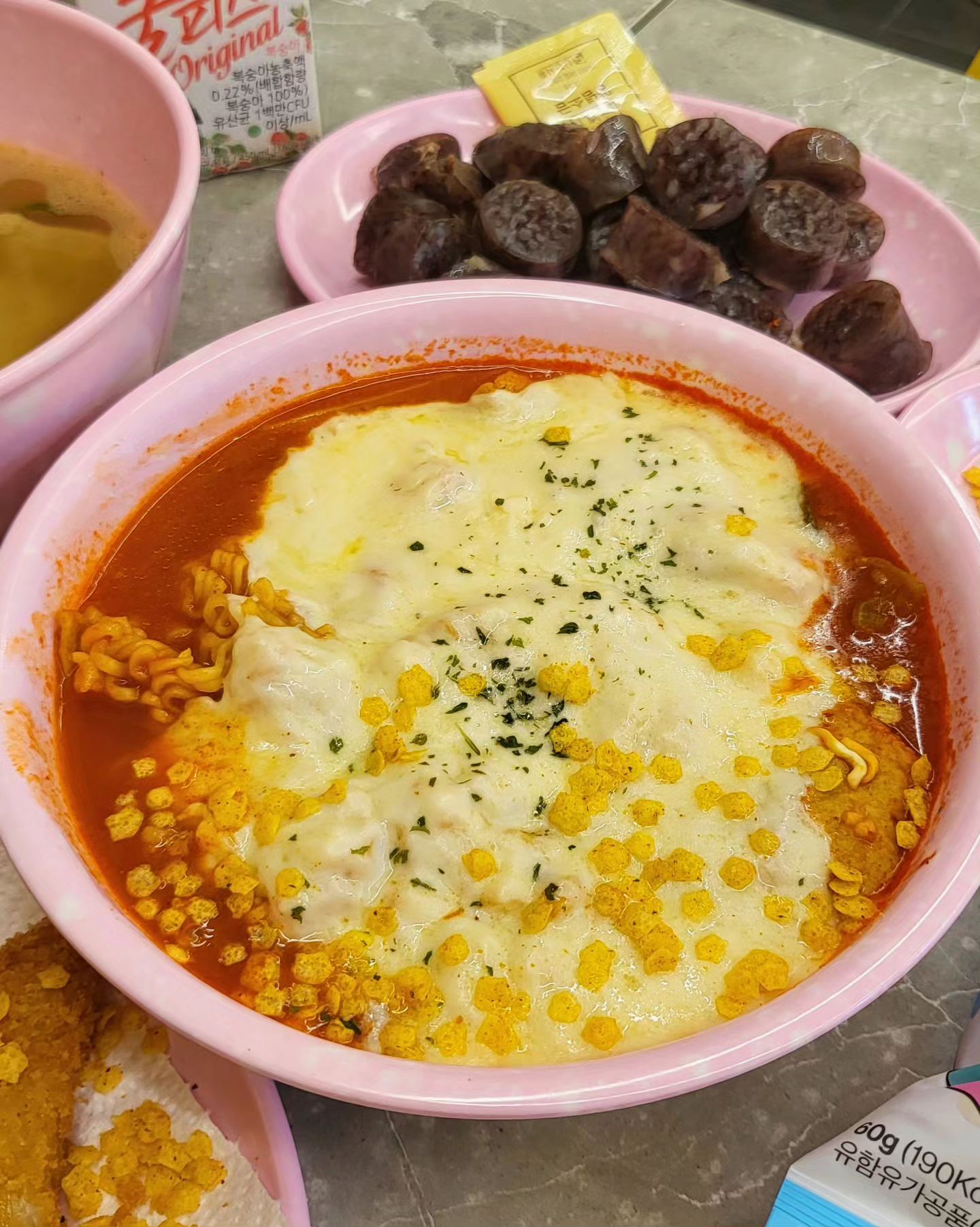 #협찬

백만년만에 먹어보는거같은 라뽂이〰️
치즈에 떡반면반 ! 떡에 찍어먹는 가루도(?) 주는데 고래밥맛이여서 이거만 먹어도 마싯자나👀

첨먹어보는 별찍어먹는 스텔라떡볶이🌟
60계치킨 계열 브랜드라 스텔라도 매일 새기름에 튀김을 튀겨서 튀김 맛집이라고한다

크림빵도 나왔는데 크림엄청 꽉꽉차있어서 냉장고에 넣어놨다가 먹으면 꿀맛도리🧊 1980원인데 990원 행사중

#스텔라크림빵 #스떡 #치즈라볶이 #주현영떡볶이 #치즈떡볶이 #우정동분식 #우정동떡볶이 #우정동라볶이 #울산떡볶이 #울산떡볶이맛집 #우정동맛집 #울산분식맛집 #스텔라떡볶이우정태화점