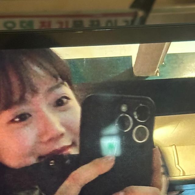 🐥 on Instagram: "#광고 어반스티치 네버다이에어 케이스 📌군더더기 없는 깔끔한 올블랙 디자인 📌실측 0.76mm 두께로 가벼운 무게 18g＆생폰 그립감 📌카메라 보호에 특화된 카툭튀 풀커버