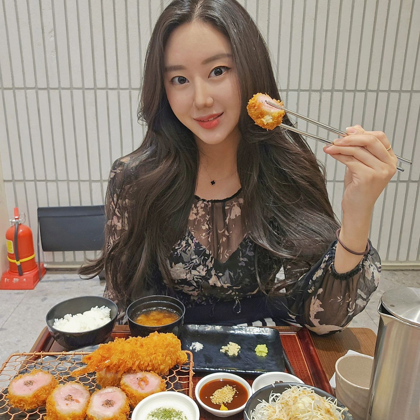 #협찬 정돈🍤🤎
수요미식회, 맛있는 녀석들 등등 여러 미디어에서
최고라고 극찬한 원조 프리미엄 돈카츠 정돈!
-
이번에 갔을땐 항상 먹던 스페셜 카츠가 SOLD OUT이어서💧
안심+새우카츠로 시켰는데 안심이야 부드럽고 맛있는거 알았지만 여기 새우카츠도 맛집이었잖아...? ღ•͈ᴗ•͈ღ
-
5월 가정의 달을 맞아서 스폐셜 세트를 15%~20% 할인가로 판매하고, 매장 식사후 포장 추가 주문시에도 20% 할인 적용해준대요! YAY!!!
-
영수증 리뷰이벤트 참여시 음료 또는클라우드나 하이볼을 준다고 하니까 가실분들은 리뷰이벤트도 참여해보세요ღ
-
#신논현역돈까스 #신논현돈까스 #강남돈까스 #강남돈까스맛집 #신논현핫플 #강남핫플 #강남맛집 #유료광고 #ad