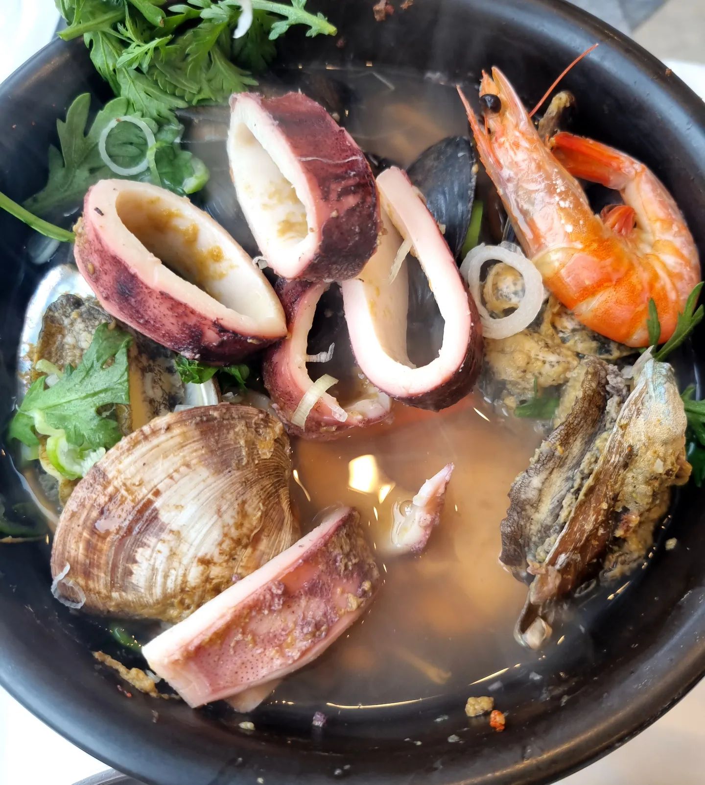 #통영식당
#전복해물맑은뚝배기
#웨이팅기본 

통영이 아입니다..ㅎ
사람들 진짜 많앗다
예약도 많은듯??
난 평소 싱겁게 먹는편이라 내입맛엔..ㅠㅠ
직원분들 친절하셔서 기억에 남은 곳!
진짜 통영 가보고싶다~~