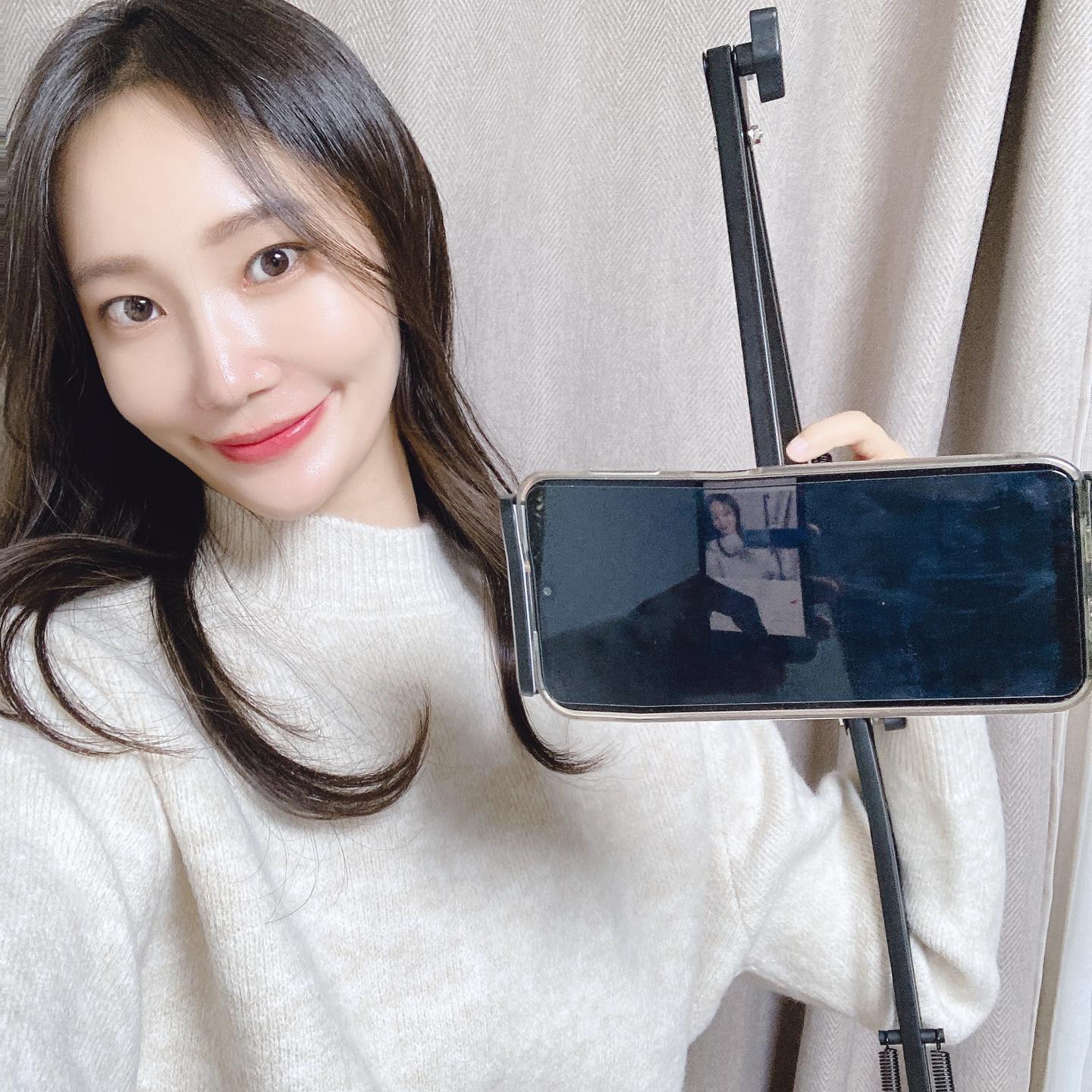 #협찬
💓💓💓💓💓💓💓💓💓
와 진짜 역대급 편한 거치대 ! 
틈새 공간에 거치대를 끼워주면 편리하게 휴대폰,테블릿 
등 꽂아서어디서나 볼수있어요 팔도 안아프구요!원하는 위치로 상하좌우 자유롭게 각도 조절을 할 수 있으니
누워서도 보고 밥먹으면서도 보고 아주 찰떡 템이더라구요 !
틈새에 안정적으로 고정되어 넘어질 걱정 없고 흔들림 없이 고정해서 아주 잘보고있습니다
꿀템 강추🍯🍯

dailygonggam_official

#일상공감 #dailygonggam #일상공감꽂아보게빈틈거치대 #일상공감거치대 #꽂아보게빈틈거치대
#빈틈거치대 #자바라거치대 #자바라거치대추천 #거치대추천 #태블릿거치대추천 #무타공거치대 #자취꿀템
#자취필수템 #침실필수템 #생활꿀템 #생활필수템