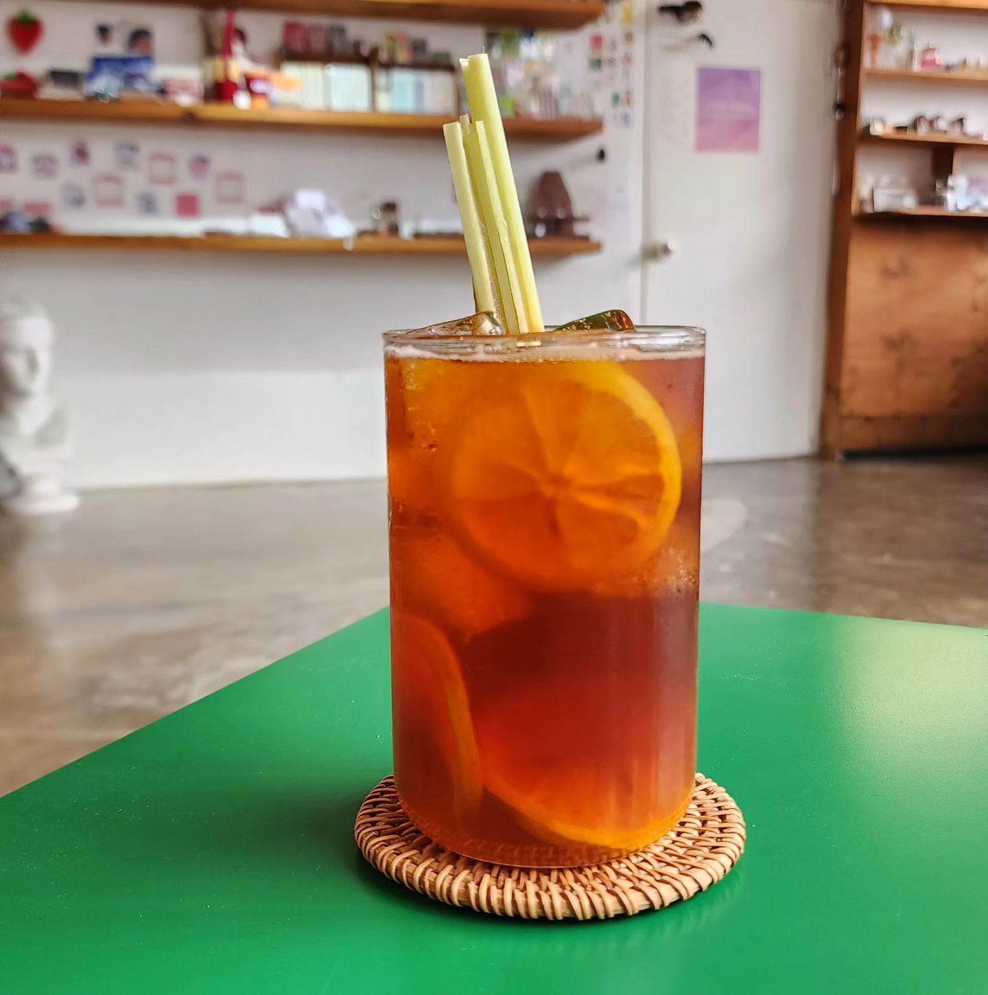 <영감영감 시그니처 메뉴>

🍋레몬허브블랙티 Lemon herb black tea🌿

홍차, 레몬청, 레몬그라스를 블렌딩한 이국적인 맛의 아이스티

비정제원당으로 만든 레몬청의 상큼함,
밝고 부드러운 느낌의 태국 홍차,
통 레몬그라스를 넣어 상큼함이 한층 더 살아난 음료랍니다.

요구르티한 맛이 나기도 하는 이국적인 아이스티,
영감영감에서 만나보실 수 있습니다.🍹