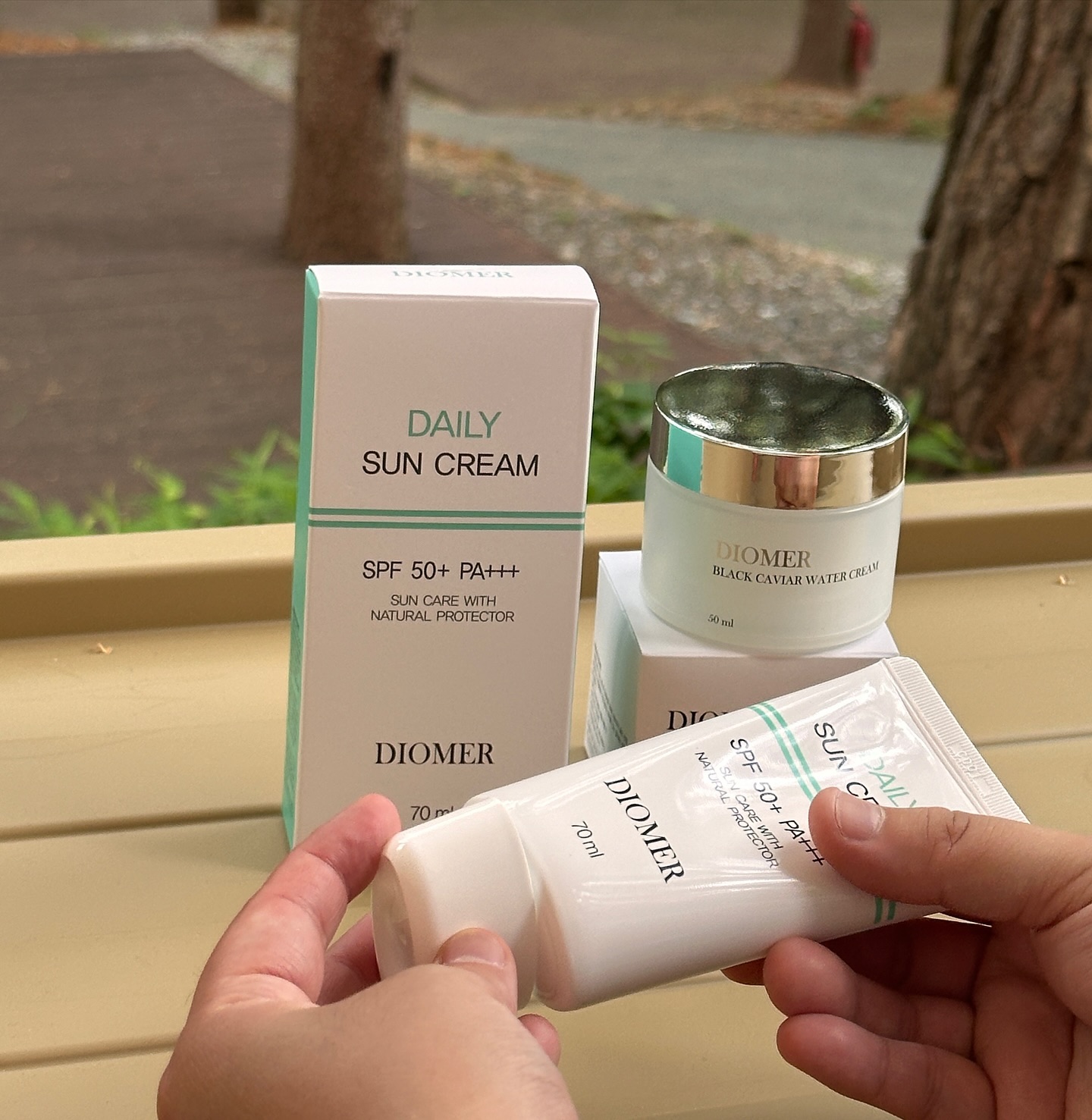제품제공 x 디오메르

[ 아데노신 톤업 선크림 & 캐비어 수분크림 ]

🌿데일리 썬크림
네추럴 프로텐터 첨가로 순한 사용감과 메이크업 베이스 겸용
물과 땀에 강력한 워터프루프로 이루워져 있는데용
지성 및 건성, 예민한 피부도 부담 없이 사용 가능한
데일리 썬크림이랍니당!  SPF50+ / PA+++

🌿에스테틱 브랜드 디오메르 
자외선으로부터 노출되어 자극된 피부를 진정, 탄력 개선에 도움을 주는 효과적인 에스테틱 제품이랍니다.

전국 2,700여곳 에스테틱 샵에서 실제 케어에 사용되고 있다고하더라구용 우리모두 자외선에 노출된 피부 지켜지켜!

내피부 같이 지킨 용사 구합니당🏋️🏋️‍♀️🏋️‍♂️

🛒🛒 diomer_official
https://www.diomer.co.kr/