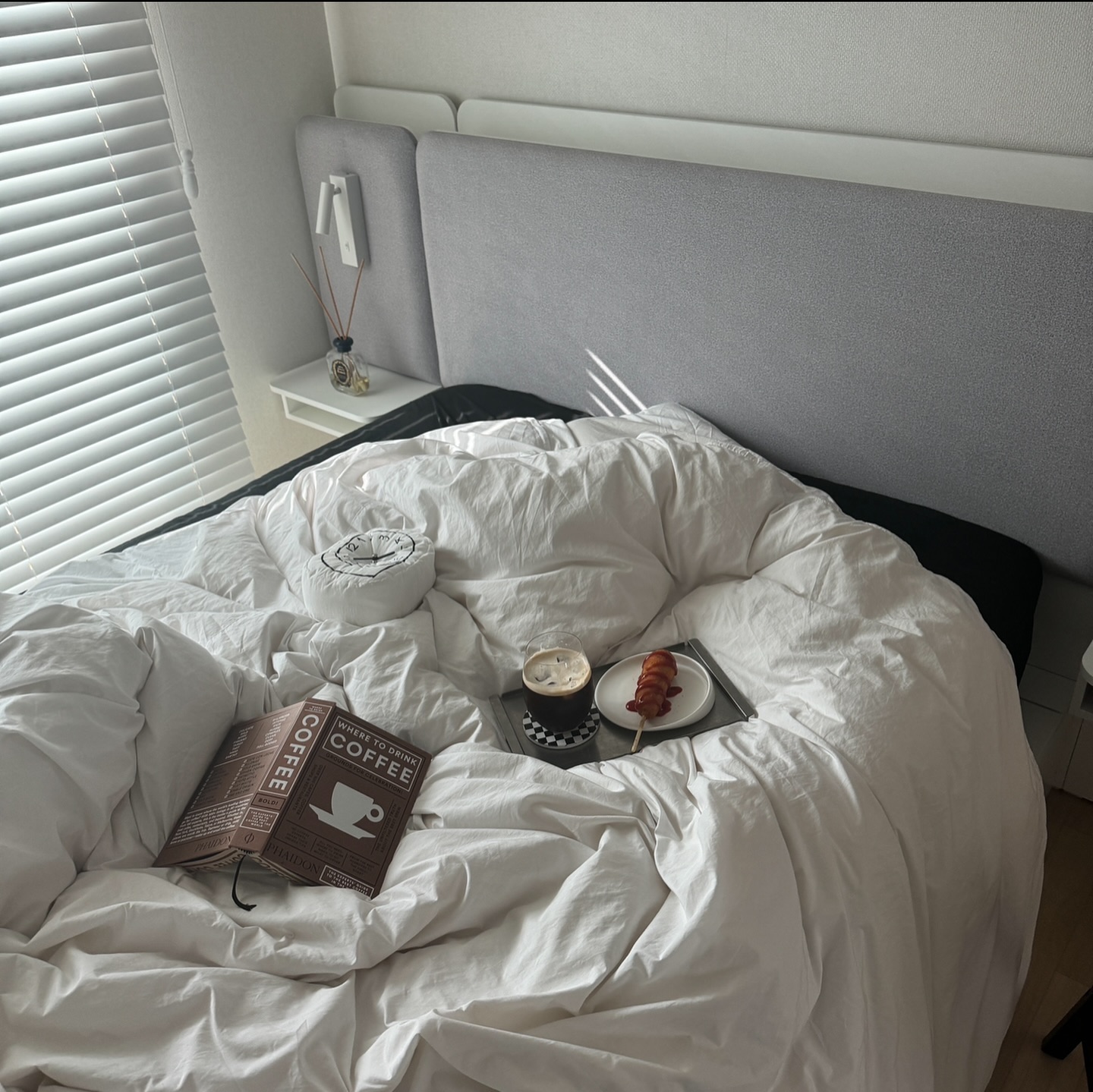 •
요즘 저의 행복한 침대라이프 공유해봅니다🛌
브랜드 누어의 포포 프레임으로 호텔처럼 꾸며보았어요☺️
바스락 거리는 화이트 호텔 침구까지 셋팅완료
프레임없이 사용하다가 드디어 마음에 드는 침대프레임을 찾았어요!
사이드조명에 넓은 프레임으로 공간을 아늑하게 만들어주더라구요
양 사이드테이블에 디퓨저와 리모컨 핸드폰 올려두기도 좋고
침대 조명만 끄고 잠들면 되니 침대에서 멀어질 필요없어요🤭
침대 하단부에는 수납까지 가능해 활용도면에서도 만족스러워요
오늘은 주말이라 더 침대에서 뒹굴고 싶어요🫠